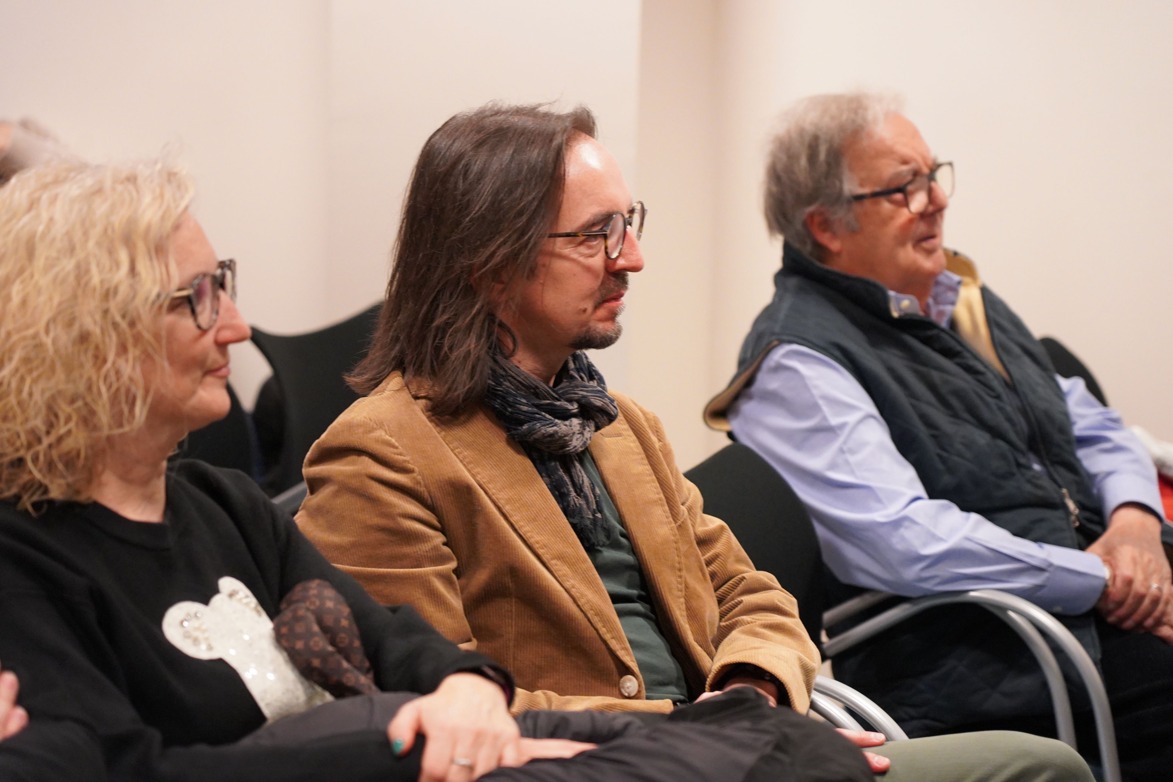 Landry Riba escoltant atentament la presentació de l'eina d'IA.