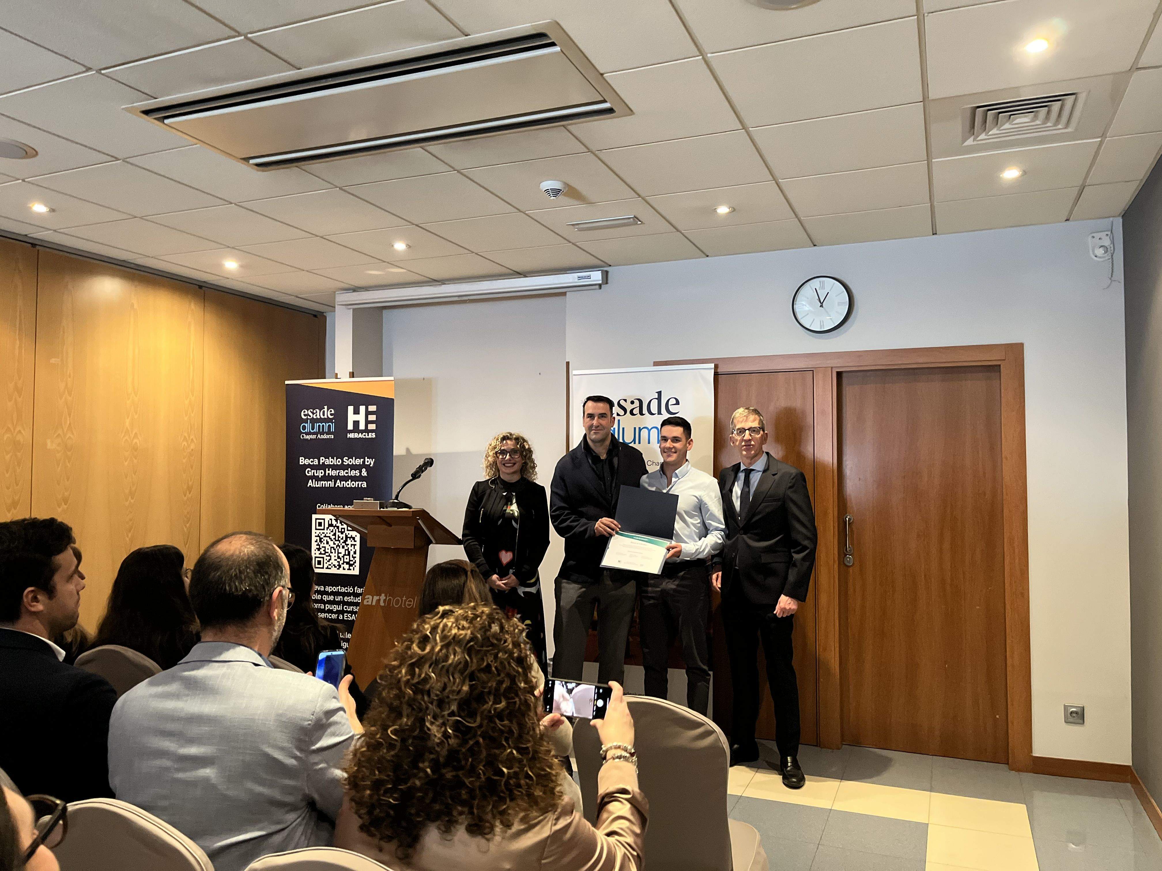 Entrega del xec a Pere Cerqueda.