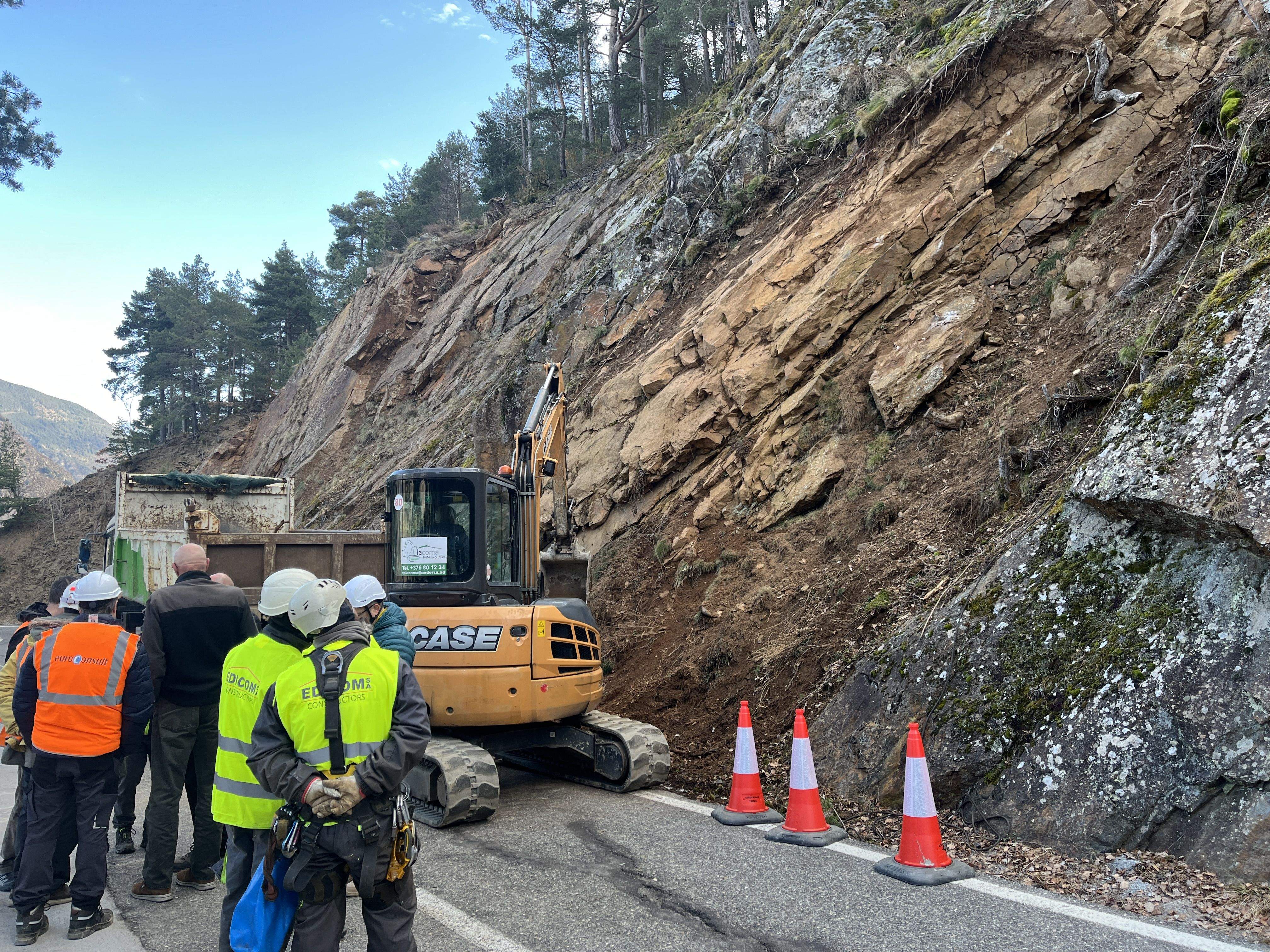 Operaris a la zona de l'esllavissada, on han començat els treballs d'estabilització.