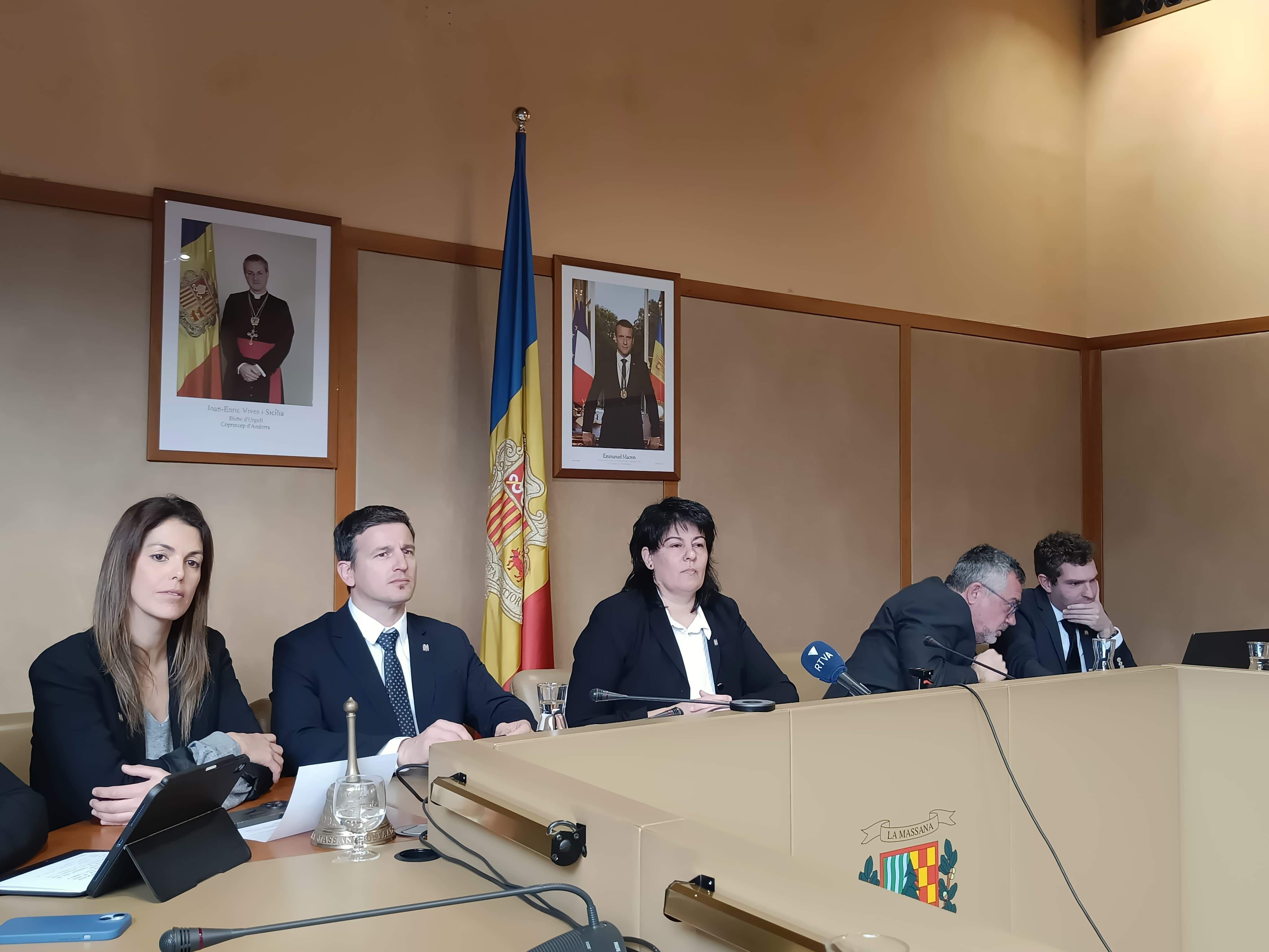 Mònica Solé, a l'esquerra de la imatge, amb els cònsols i altres consellers del comú de la Massana.