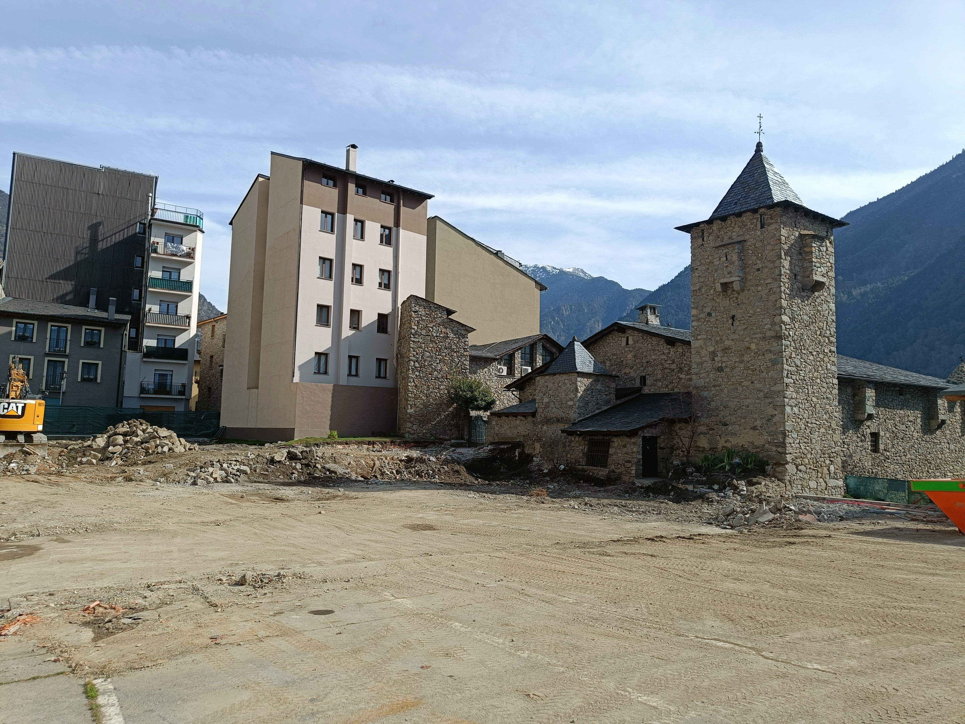 Obres dels entorns de la Casa de la Vall. Obres dels entorns de la Casa de la Vall.