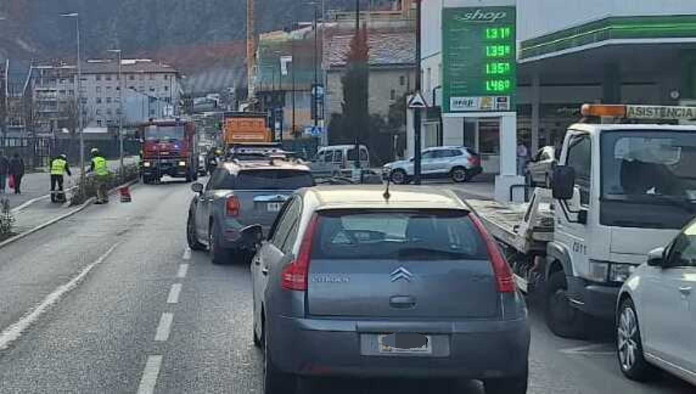 Els bombers i membres d'Higiene comunal intervenint ja a l'avinguda d'Enclar.