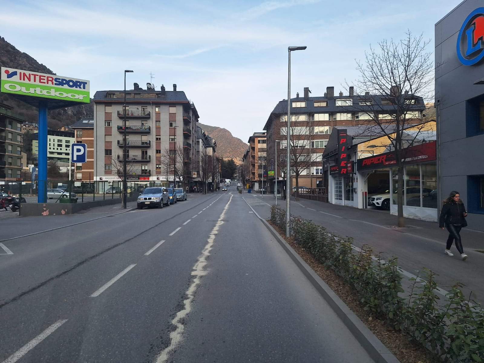 El reguer de fluids a l'avinguda Santa Coloma. El reguer de fluids a l'avinguda Santa Coloma.