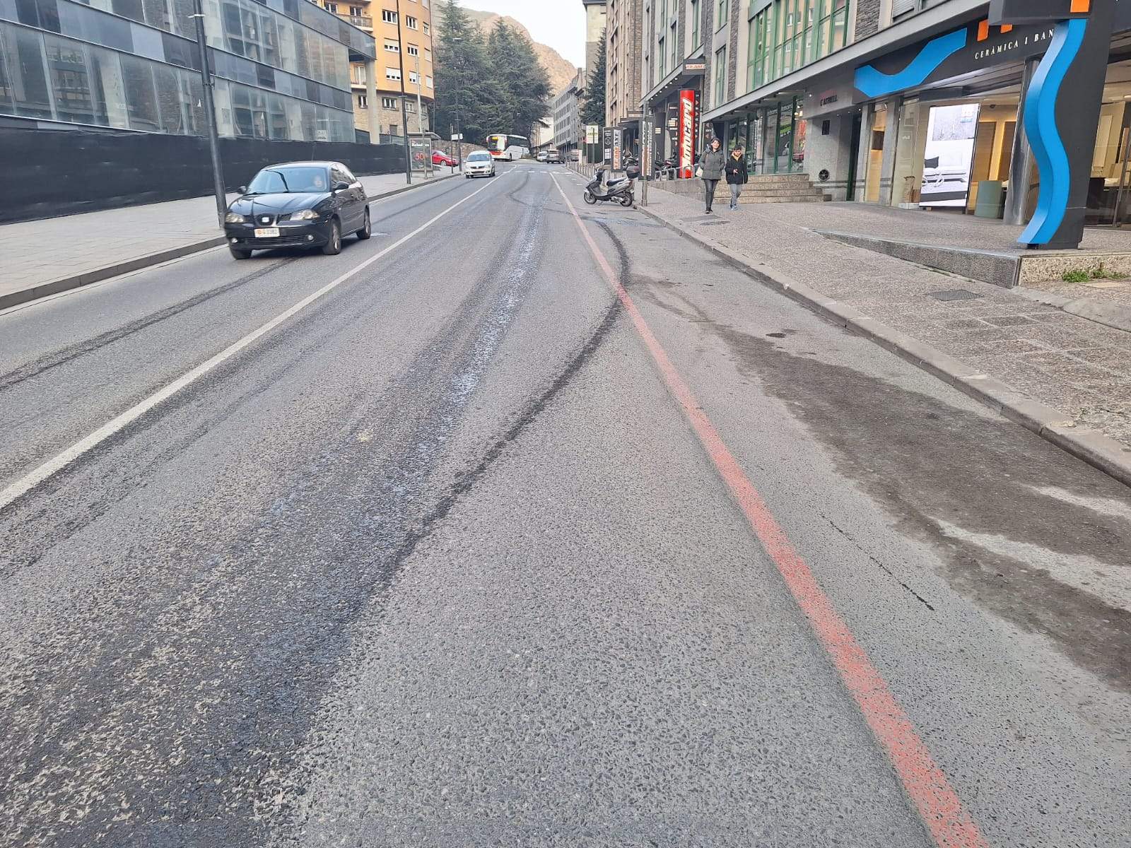 El reguer de fluids a l'avinguda Santa Coloma. El reguer de fluids a l'avinguda Santa Coloma.