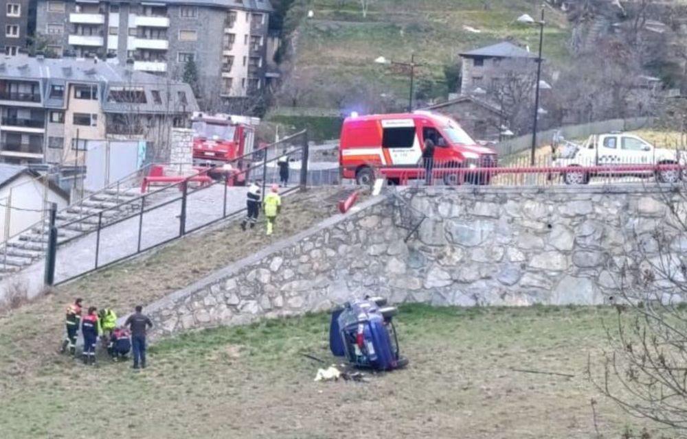 Dotacions dels bombers en el lloc de l'accident atenent el ferit i el cotxe a tocar, molt malmès. Dotacions dels bombers en el lloc de l'accident atenent el ferit i el cotxe a tocar, molt malmès.