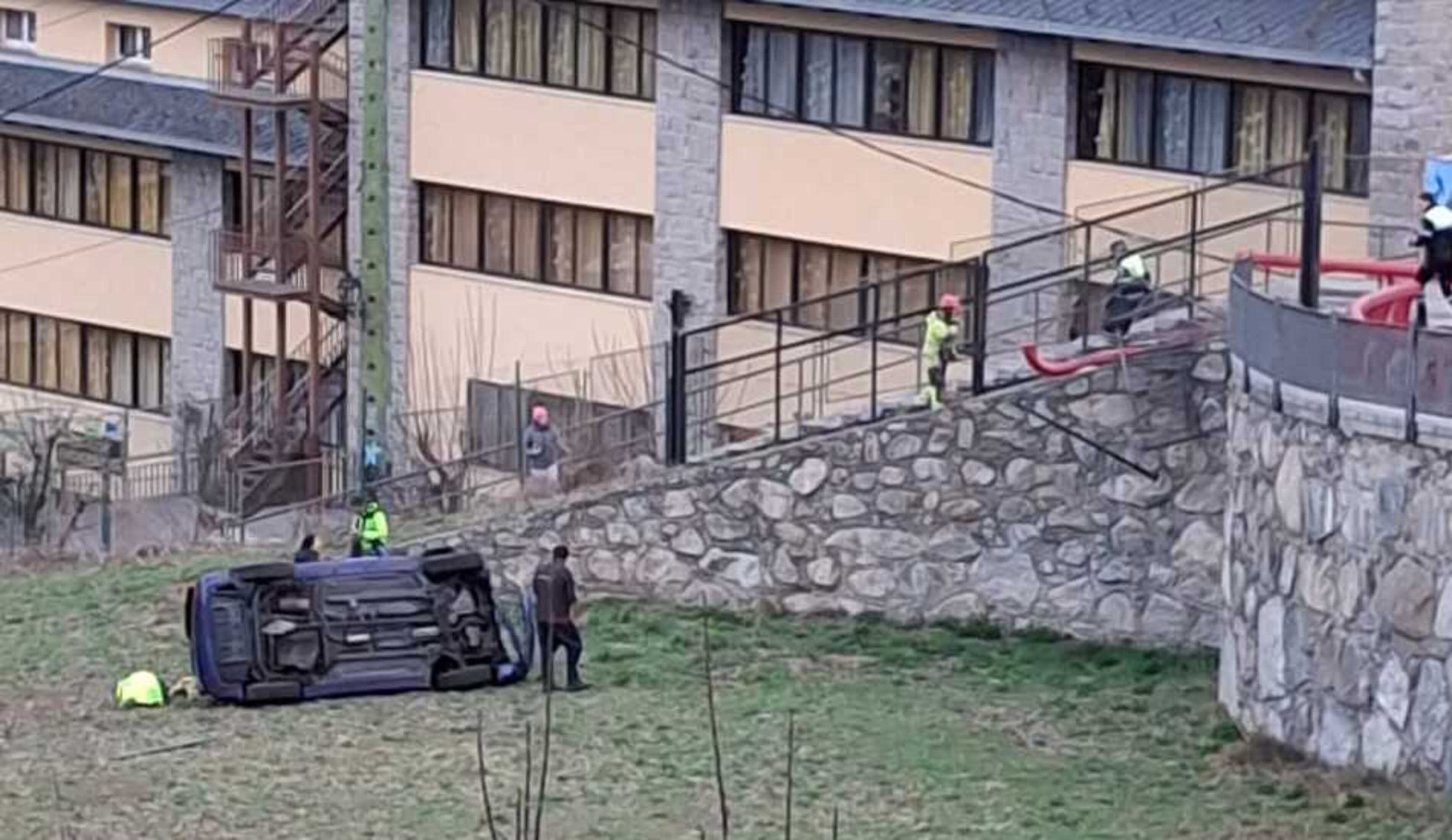 Bombers i agents de circulació acudint a la crida dels dos afectats després d'estavellar-se en el prat.