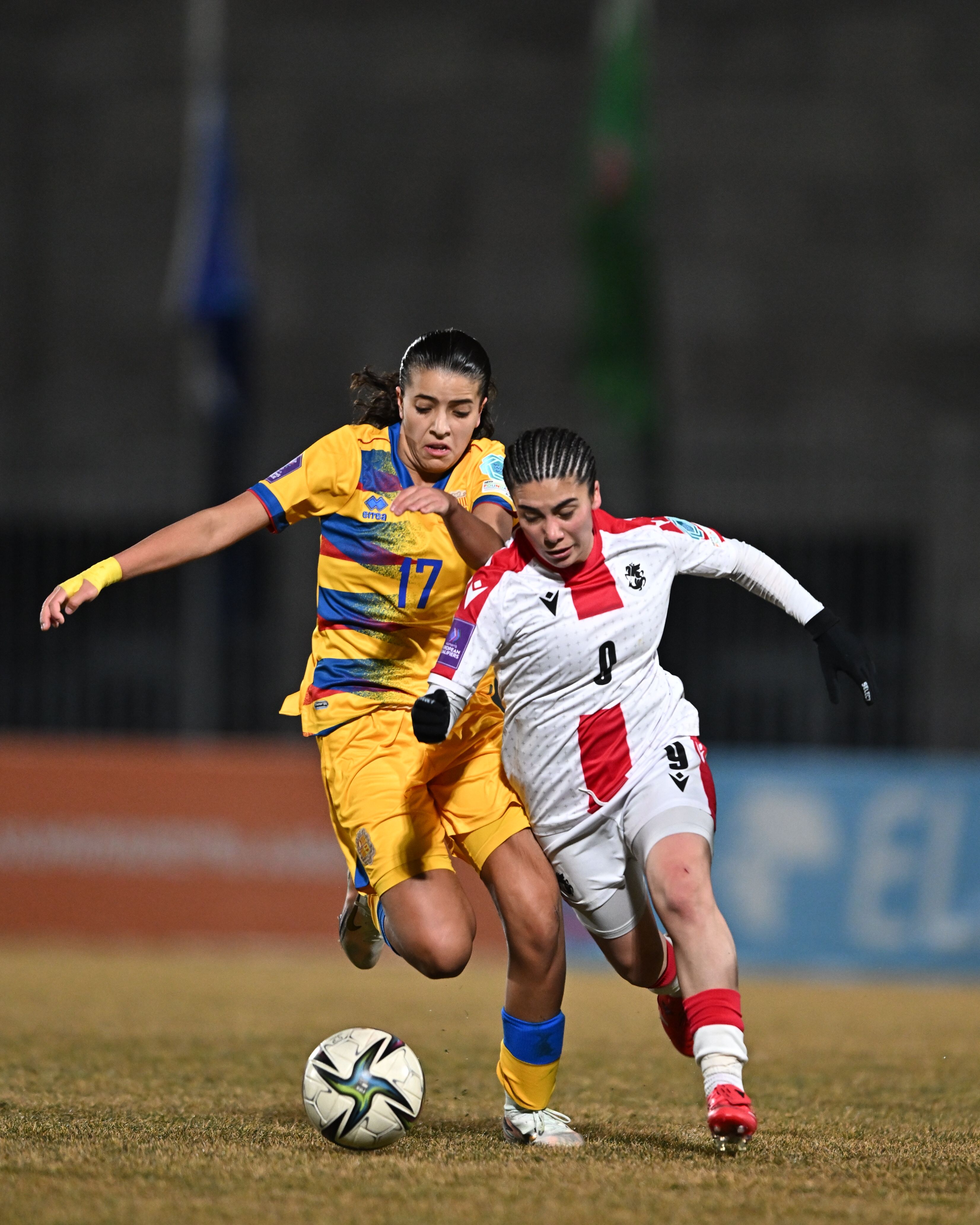 La debutant Chloe Izquierdo pugna per una pilota amb la golejadora Bebia. 