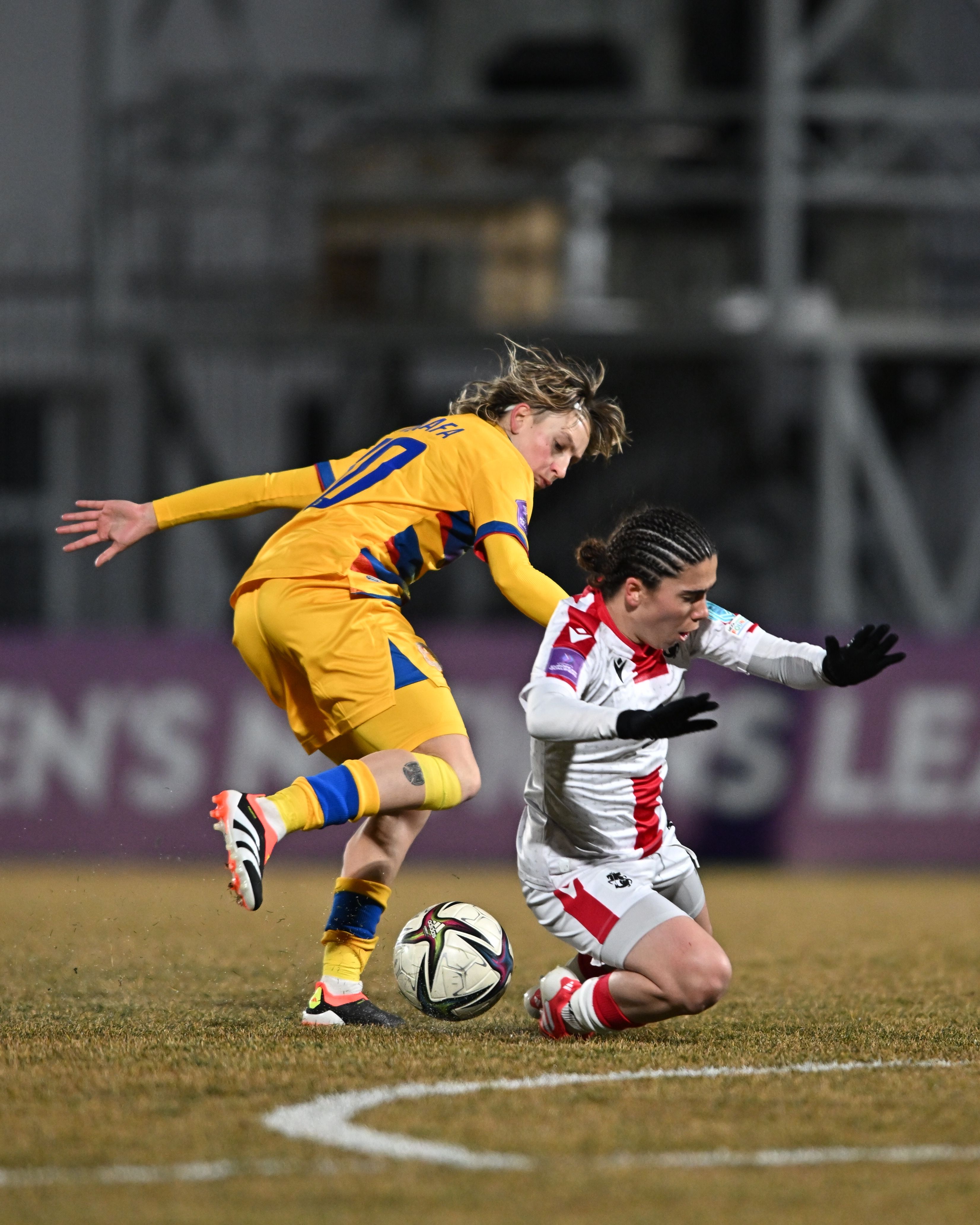 Maria Ruzafa, lluitant per la pilota en una acció del partit.