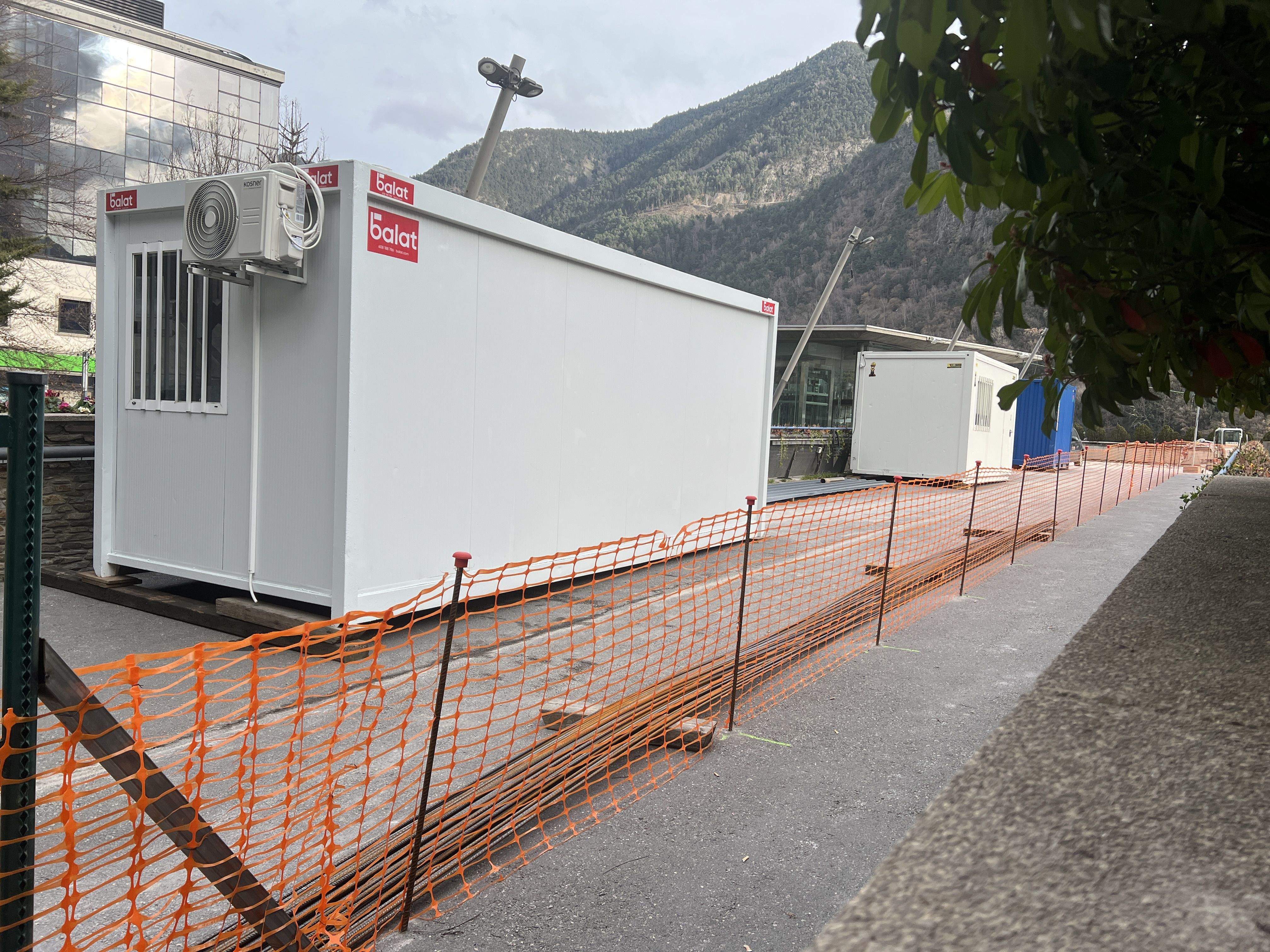 Casetes prefabricades per als operaris de la reforma de la plaça del Poble.