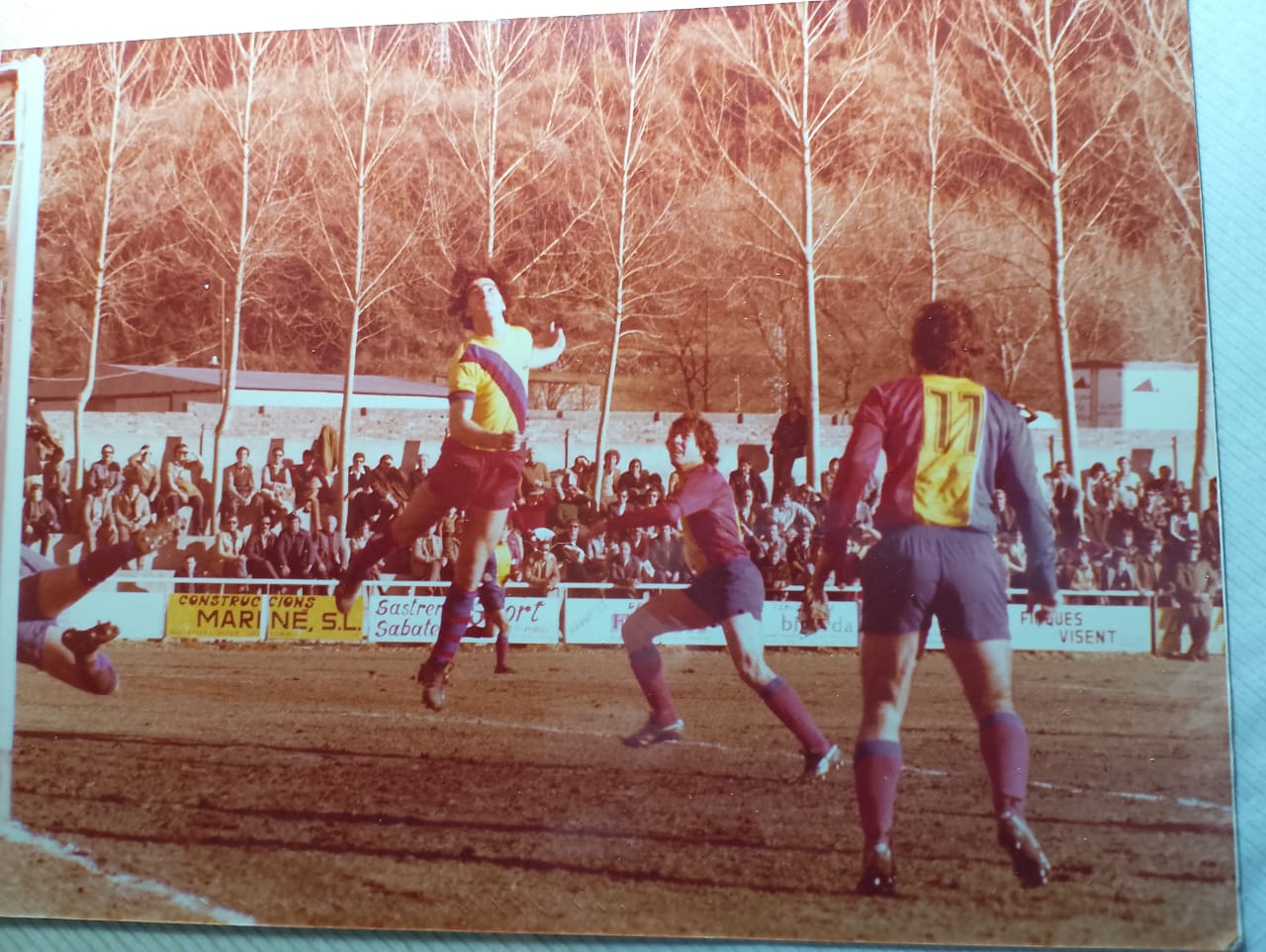 Sisco Valverde busca la rematada davant de Godoy (11) i del barcelonista Moratalla, que provava d'allunyar el perill. Sisco Valverde busca la rematada davant de Godoy (11) i del barcelonista Moratalla, que provava d'allunyar el perill.