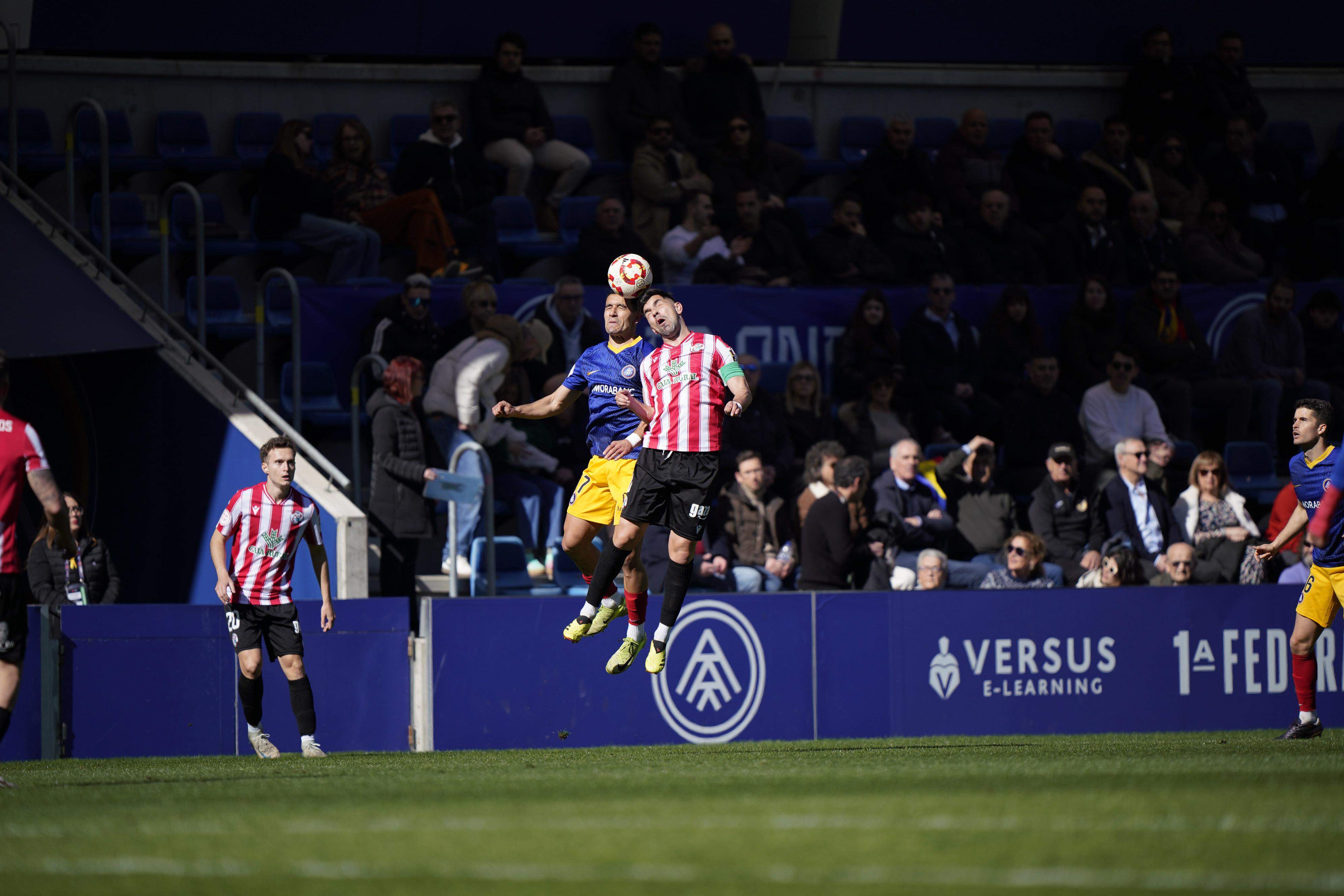 Álvaro Peña lluitant per una pilota aèria amb un jugador del Zamora.
