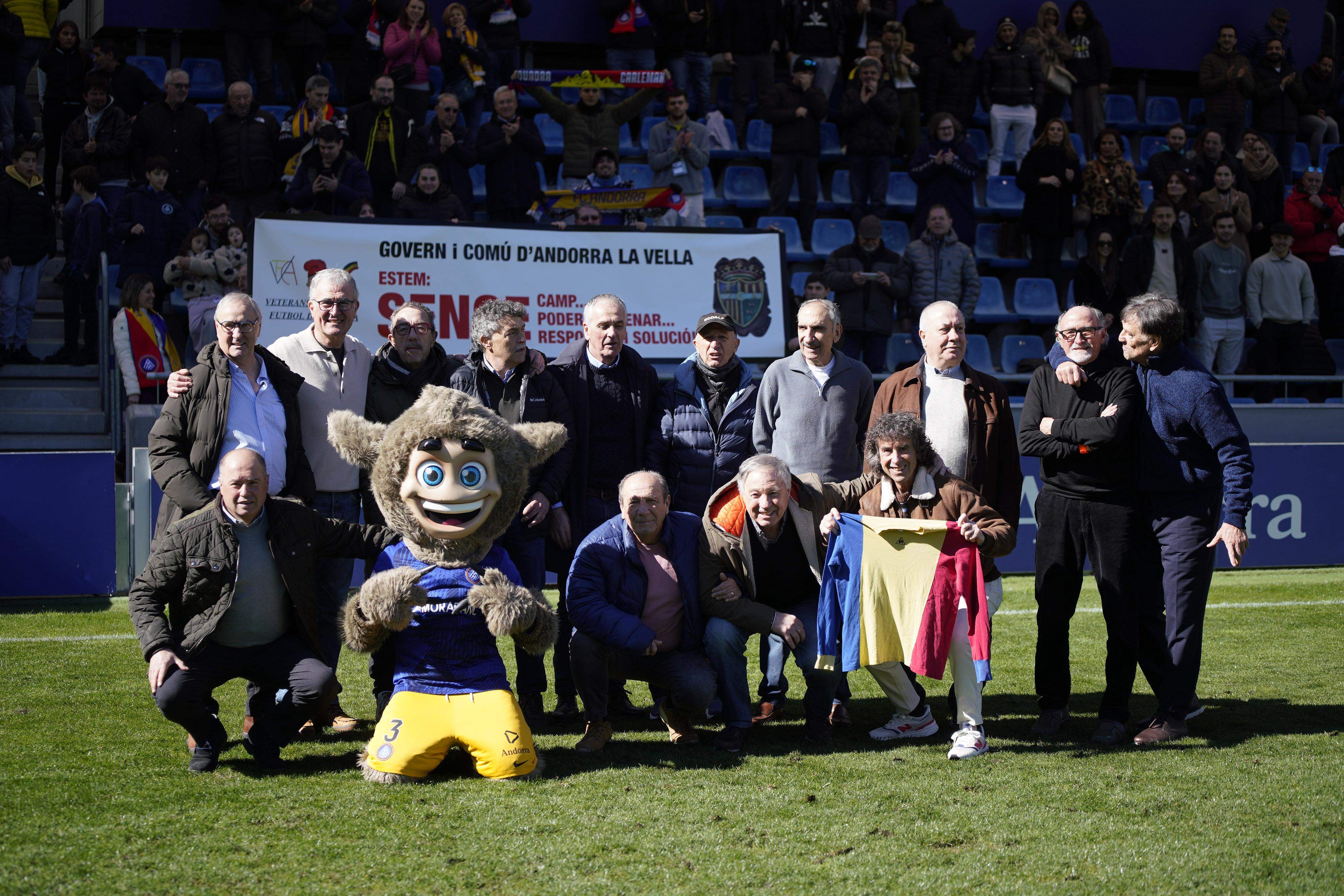 Homenatge i reivindicació dels herois de la temporada 1979-80 amb pancarta inclosa.