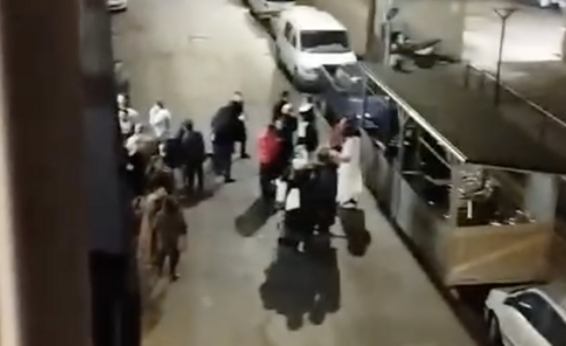 Joves fent-la petar al carrer Prada de Moles.