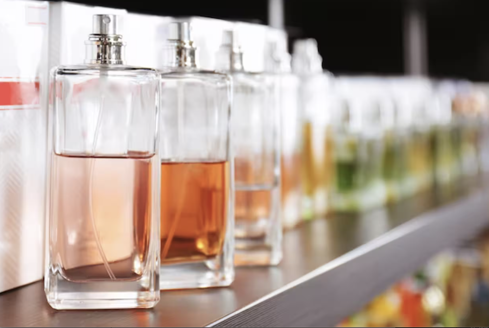 Perfums en una estanteria.