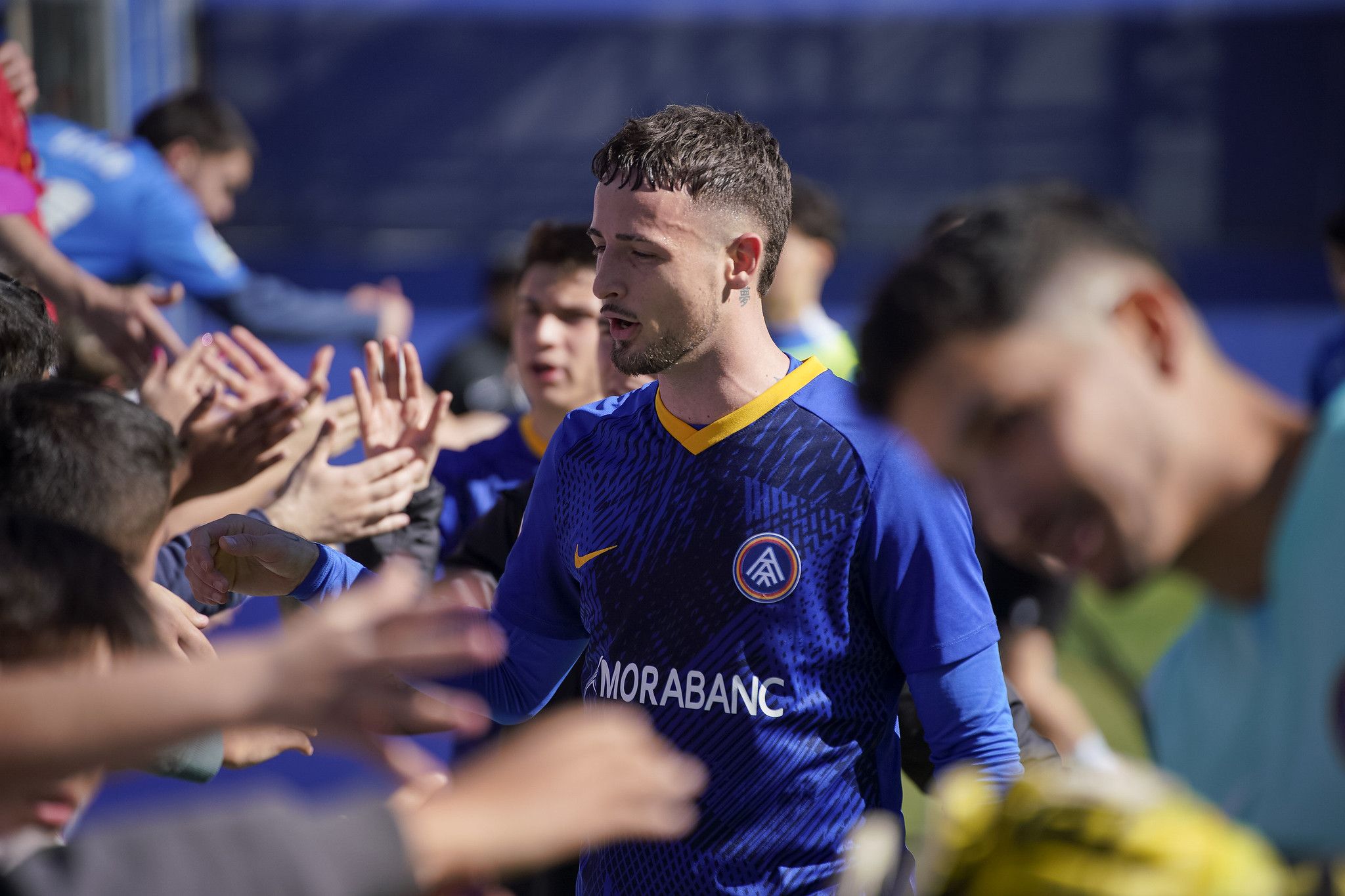 El golejador Manu Nieto i el capità Nico Ratti, agraint el suport dels aficionats de la Squadra Carlemany.