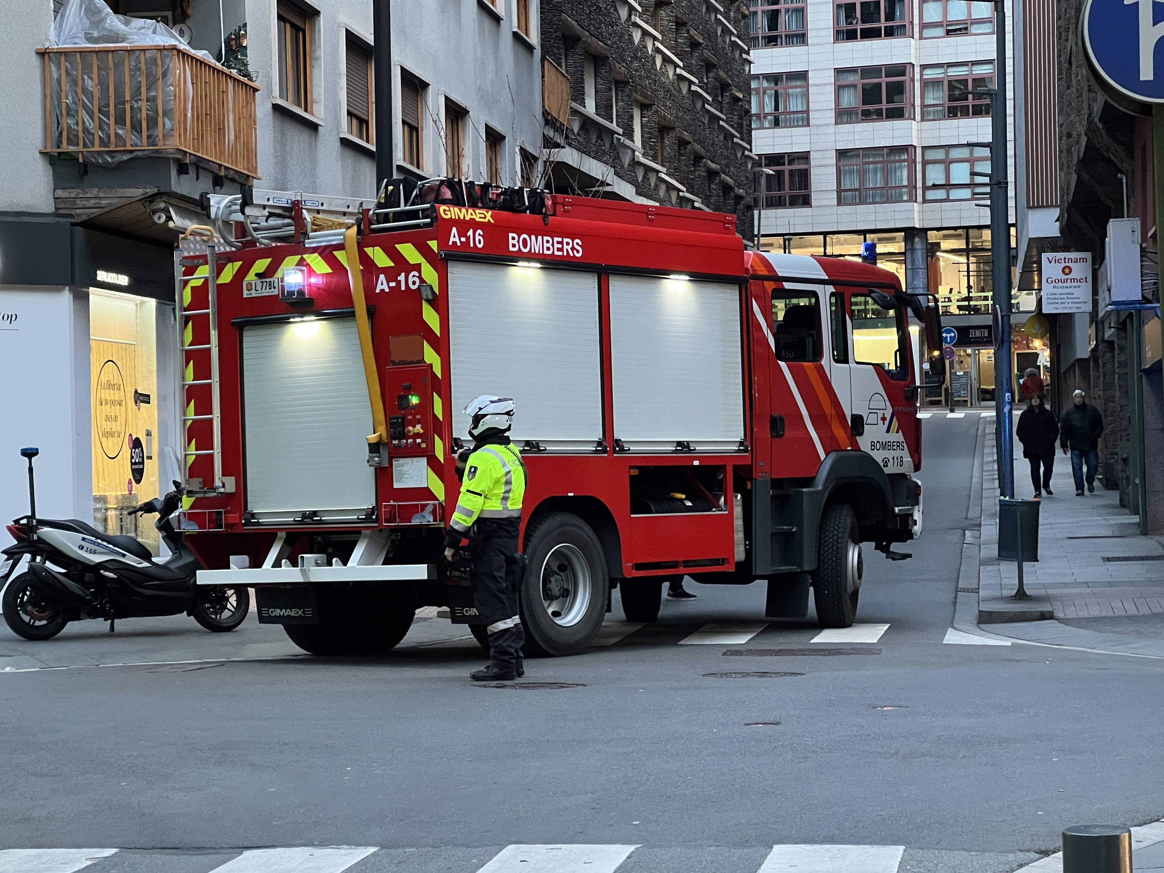 El camió estacionat a l'inici del carrer Joan Maragall.