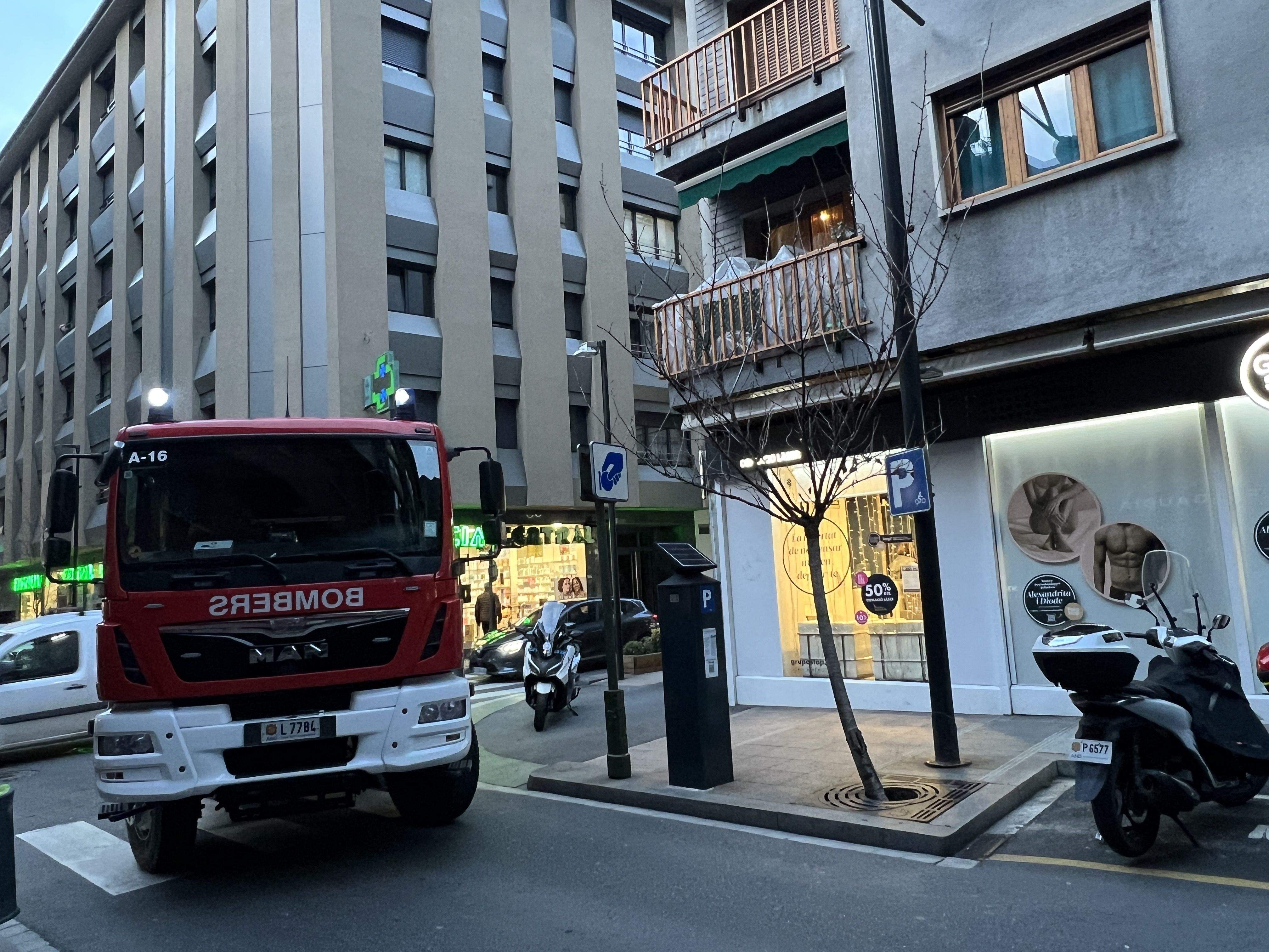 El camió a l'inici del carrer Joan Maragall.
