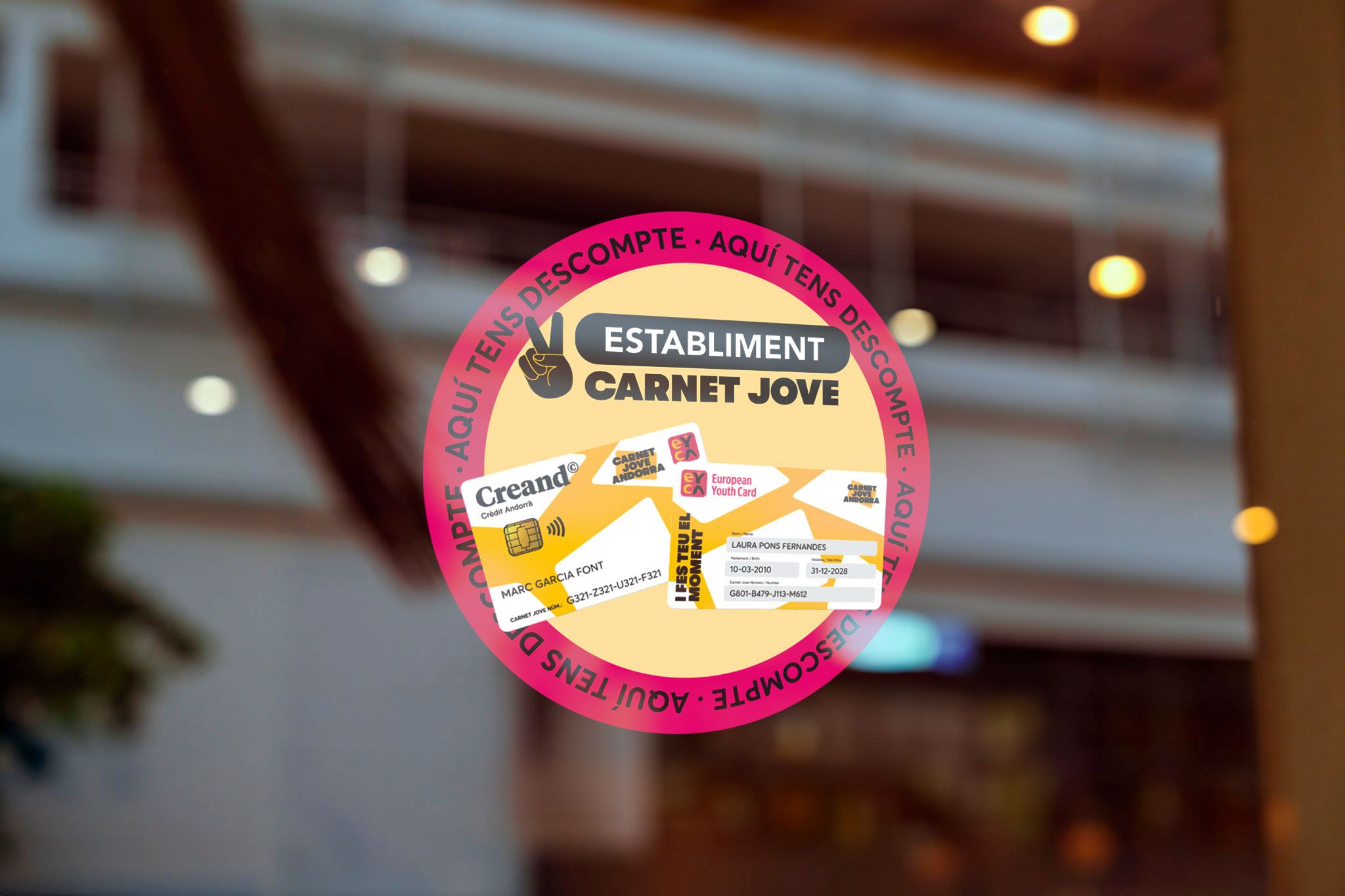 Un adhesiu d'un establiment on hi ha descomptes del Carnet Jove.
