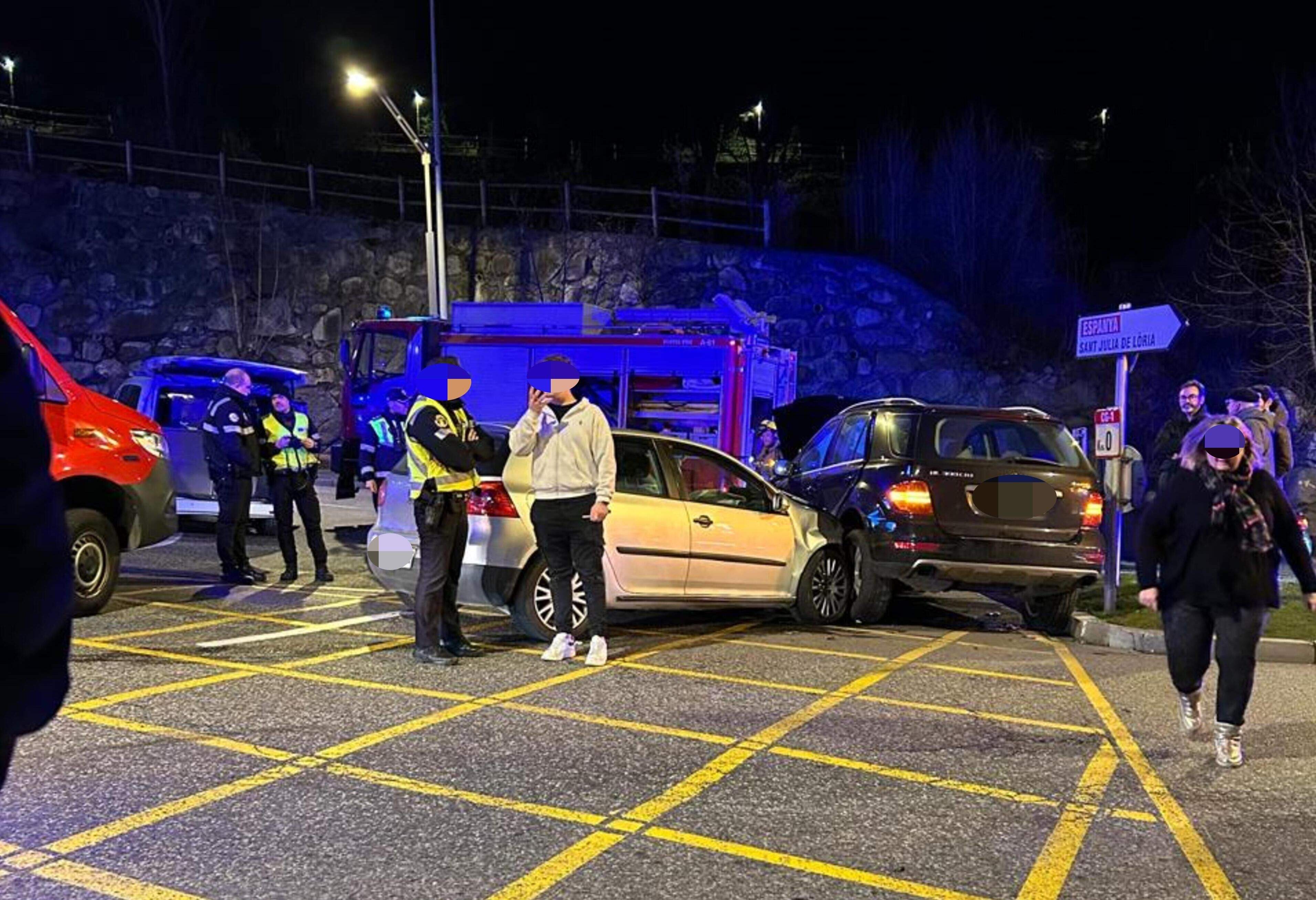 El Golf encastat contra el Mercedes.