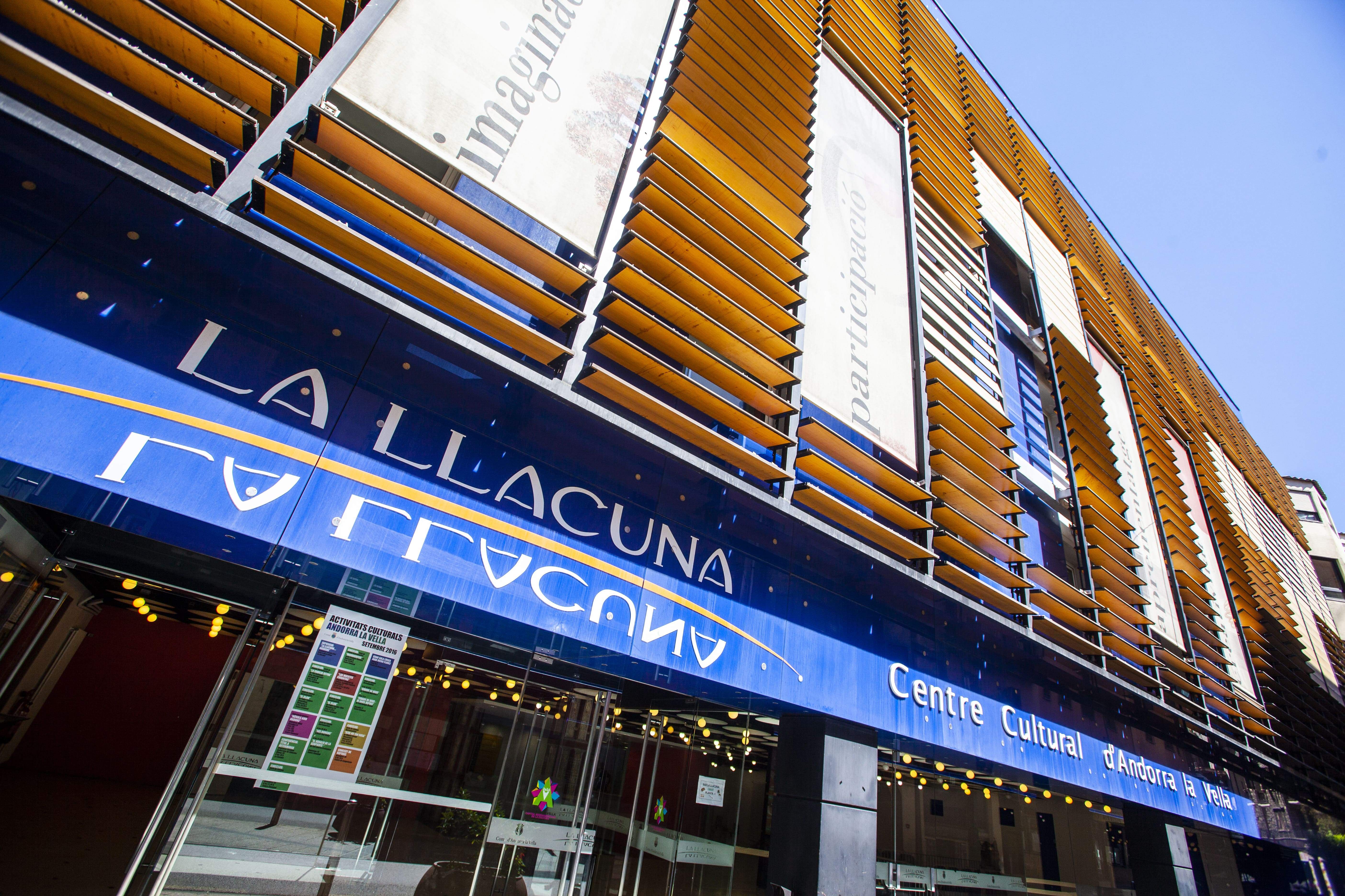 La façana del Centre Cultural La Llacuna.
