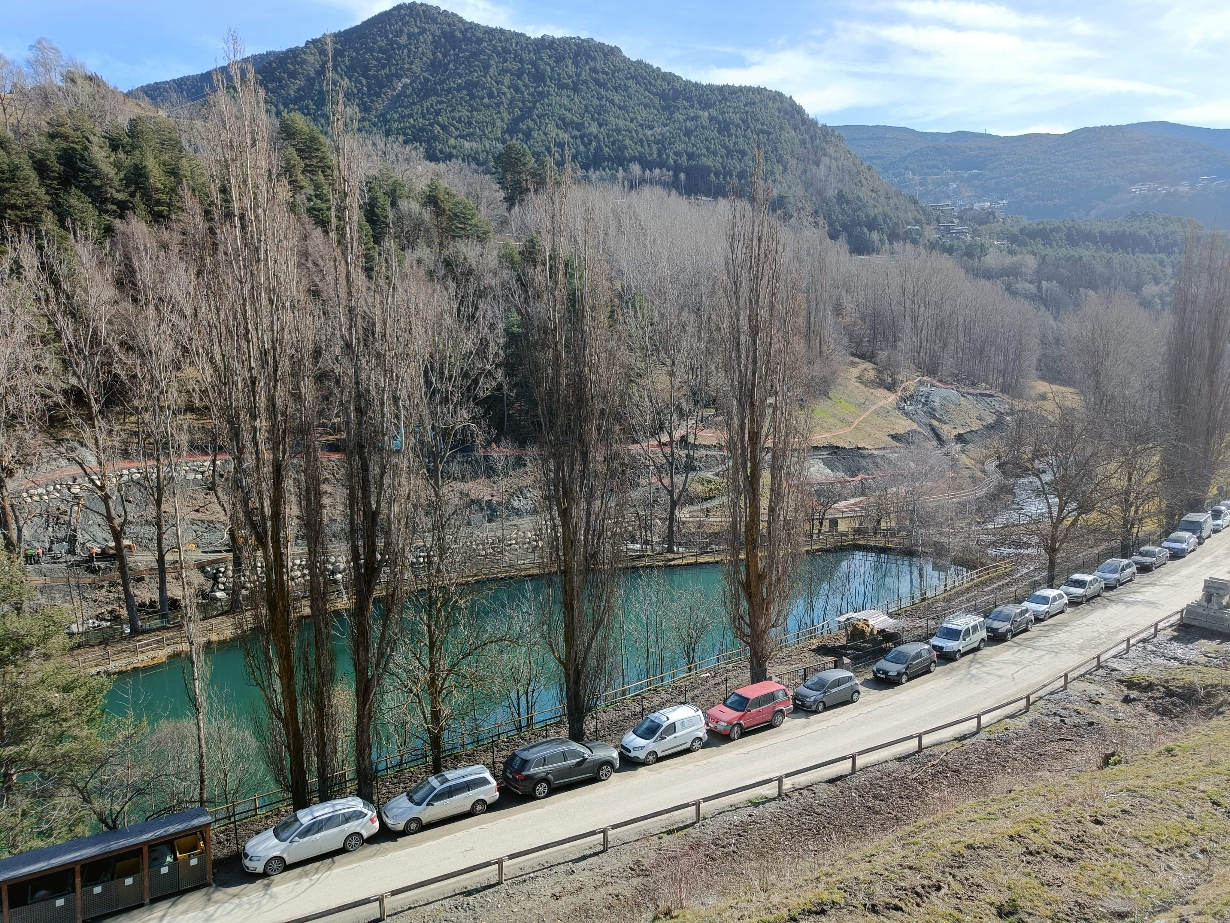 Vehicles aparcats a la zona en obres.