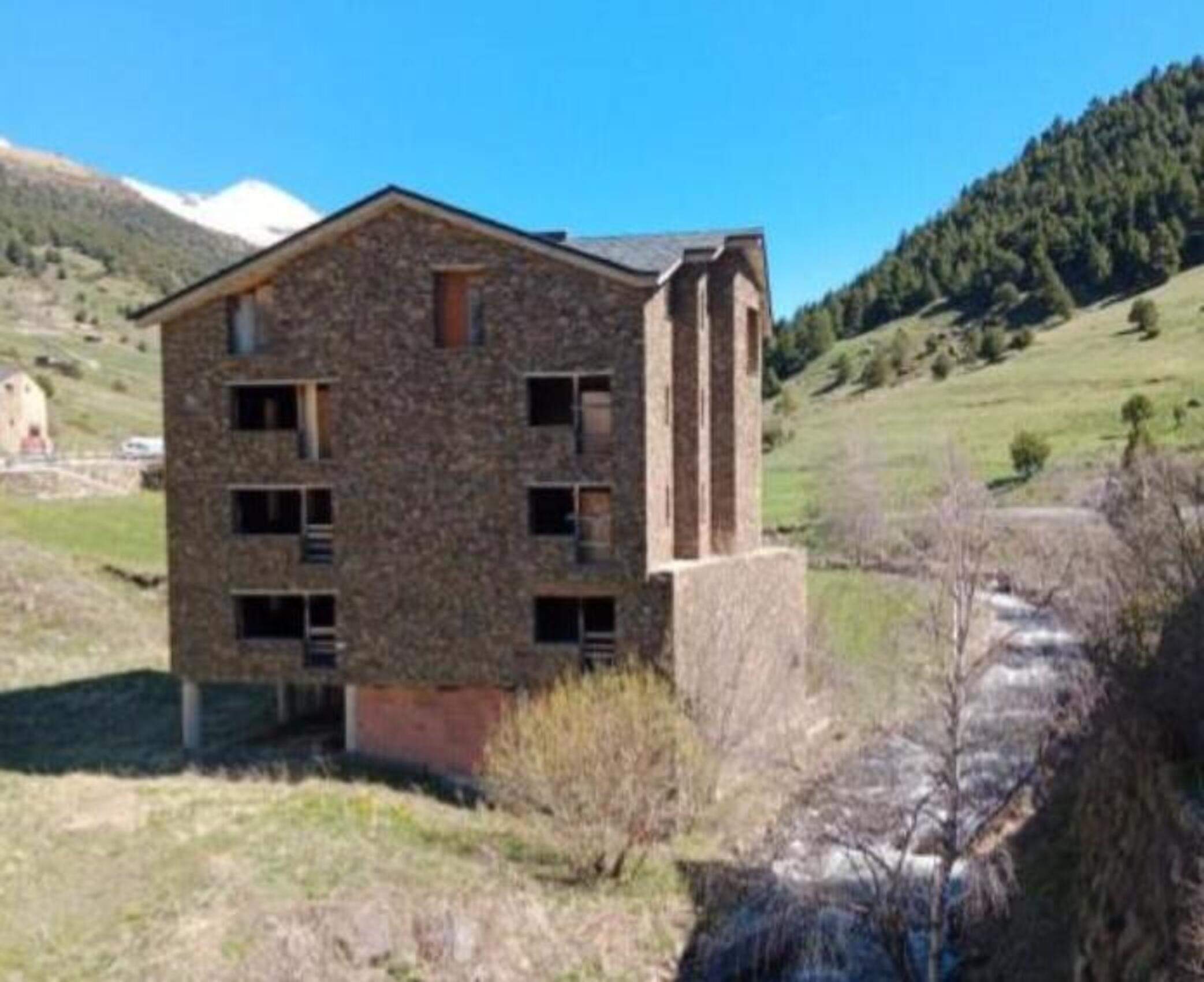 Imatge de l'immoble inacabat que ara s'enderrocarà.