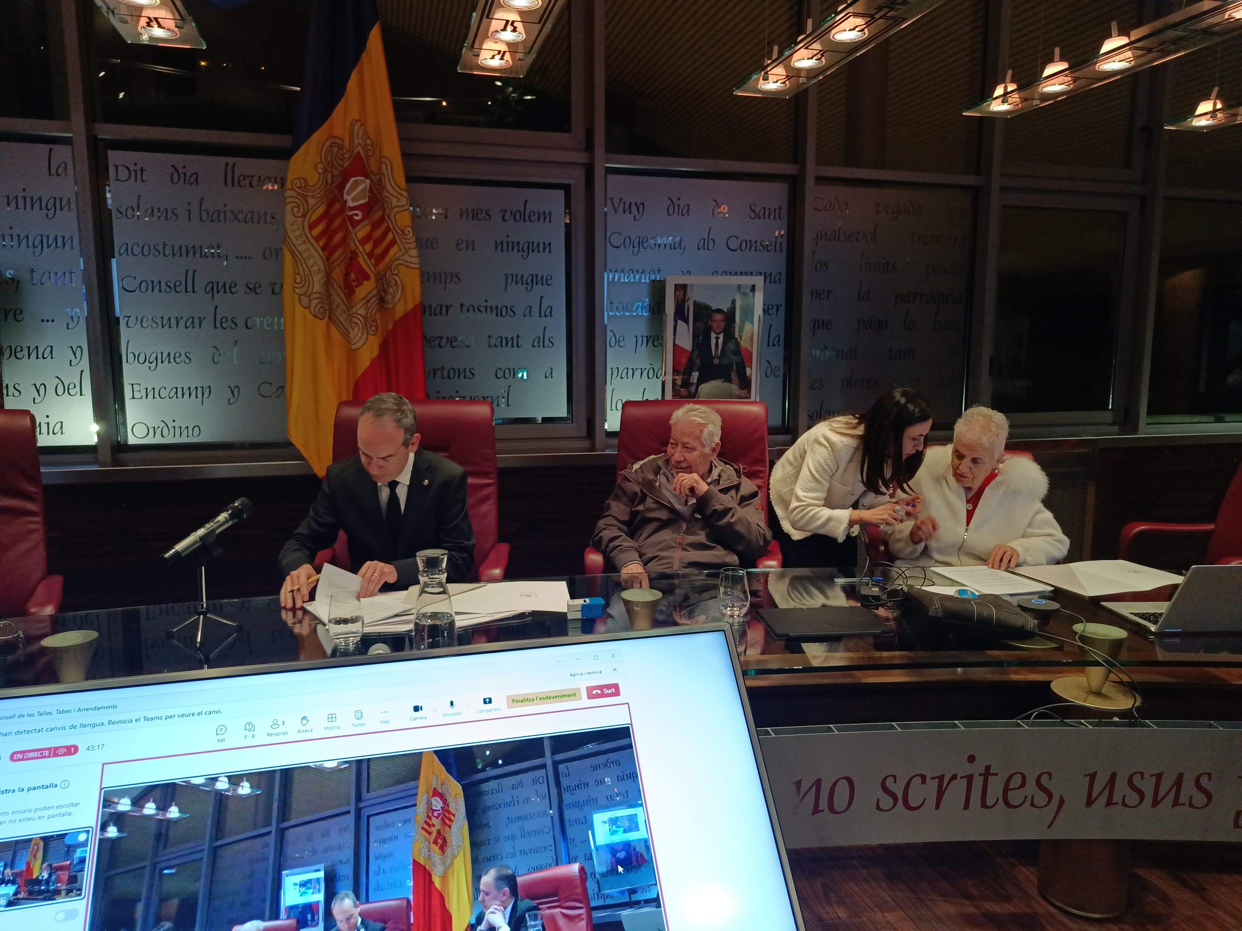 El cònsol i els propietaris de l'edifici signant el conveni. El cònsol i els propietaris de l'edifici signant el conveni.