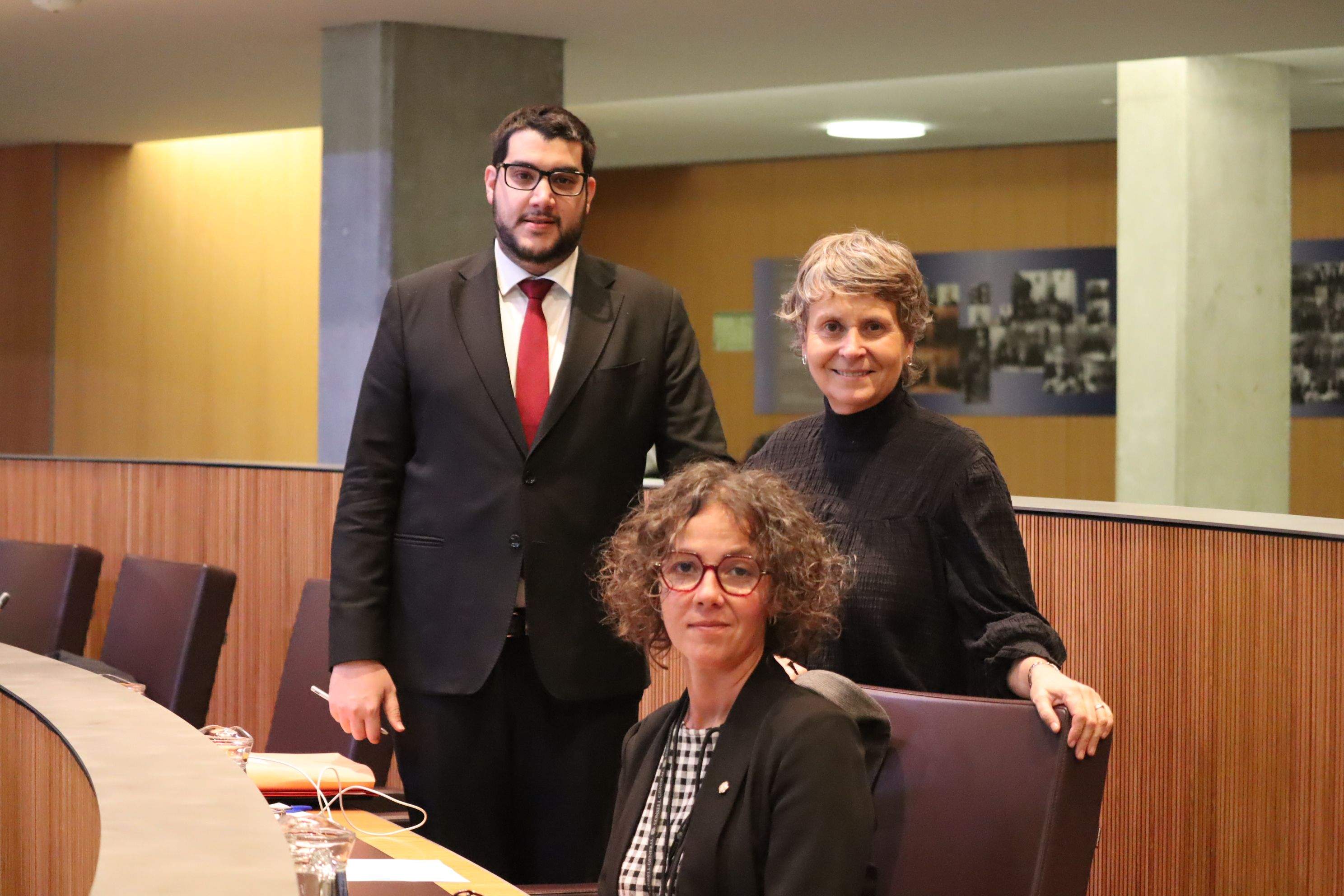 Pere Baró, Susanna Vela i Judith Casal en els escons.