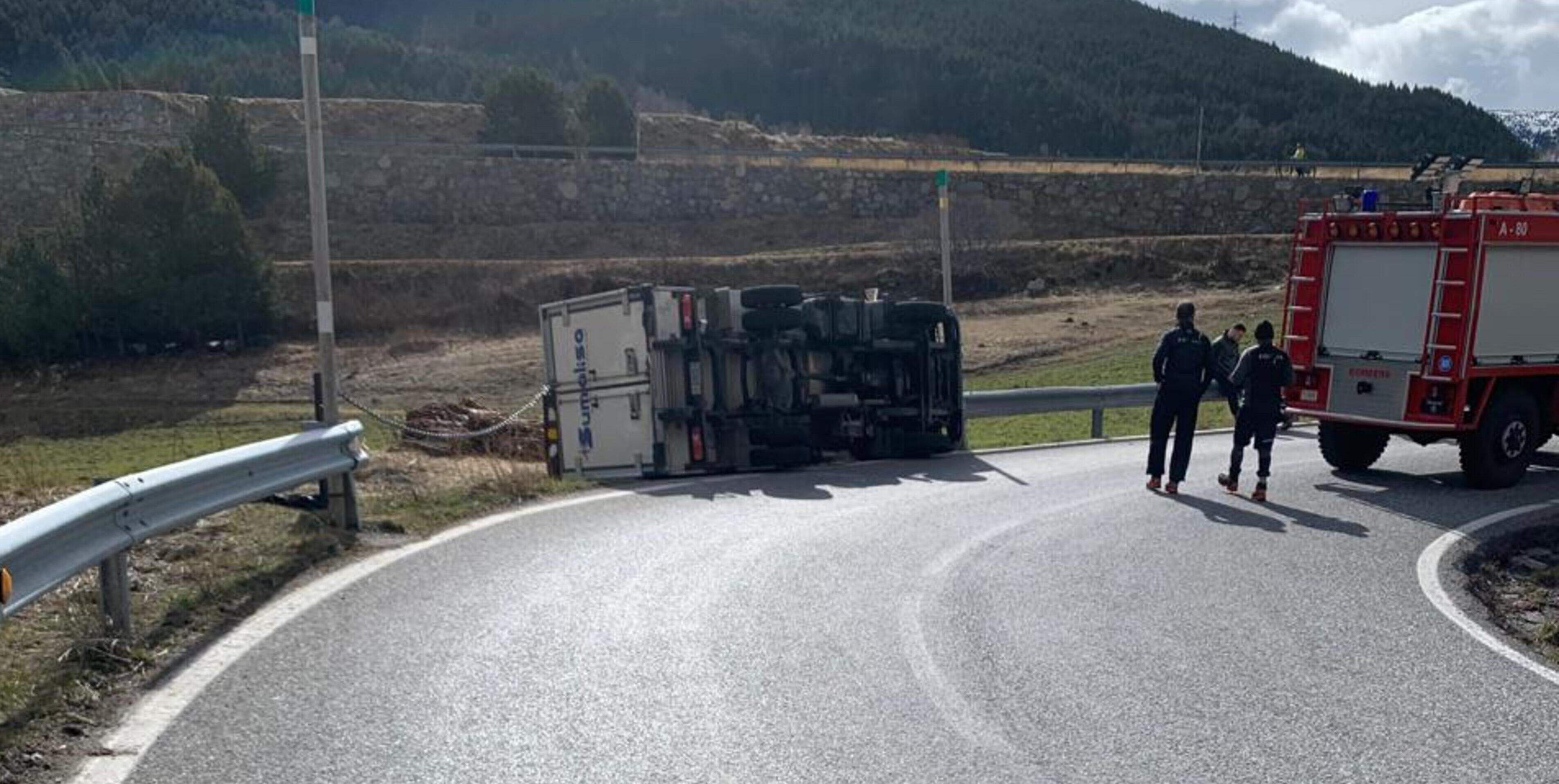 El camió bolcat, el conductor no s'ha fet res.