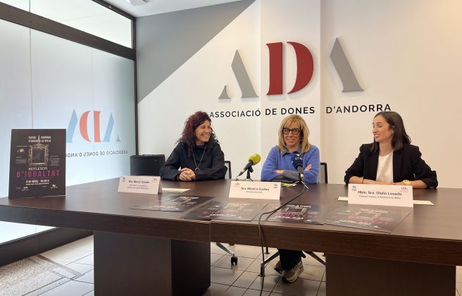 La directora de l'obra de teatre, Mercè Canals; amb la presidenta de l'Associació de Dones d'Andorra, Mònica Codina; i la cònsol menor del comú d'Andorra la Vella, Olalla Losada. La directora de l'obra de teatre, Mercè Canals; amb la presidenta de l'Associació de Dones d'Andorra, Mònica Codina; i la cònsol menor del comú d'Andorra la Vella, Olalla Losada.
