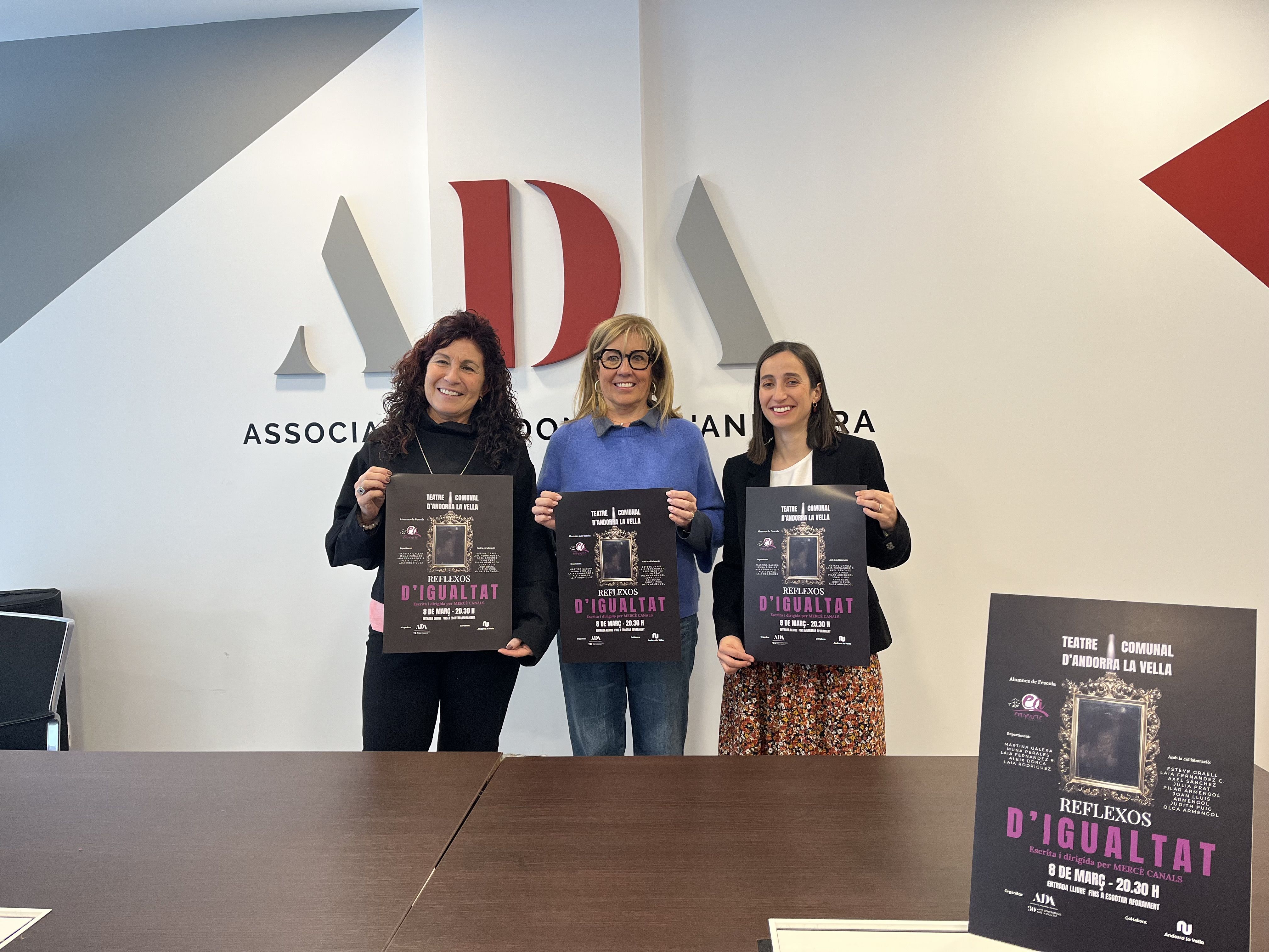 La directora de l'obra de teatre, Mercè Canals; amb la presidenta de l'Associació de Dones d'Andorra, Mònica Codina; i la cònsol menor del comú d'Andorra la Vella, Olalla Losada.