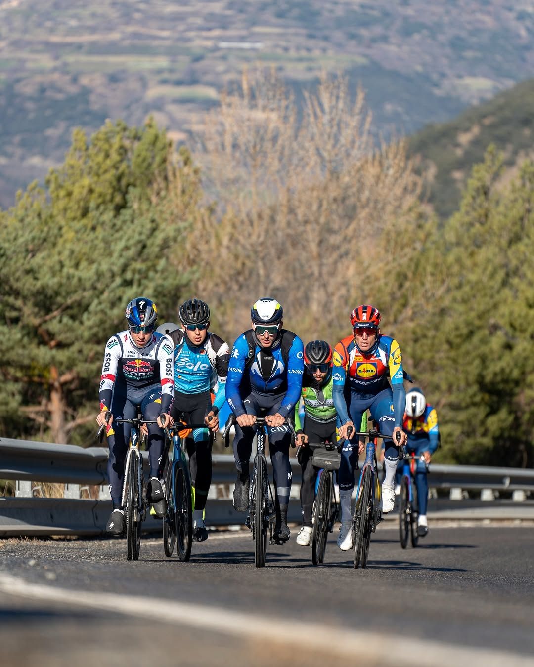 Cortina, amb Espargaró, Verona, Adrià (Bora) i companys d'altres equips per les carreteres d'Andorra.