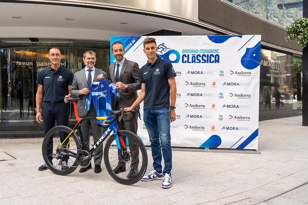 Verona, a la primera presentació de l'Andorra MoraBanc Clàssica, acompanyat del ministre Jordi Torres, el CEO del banc, Lluís Alsina, i l'expresident de la FAC, Gerard Riart.