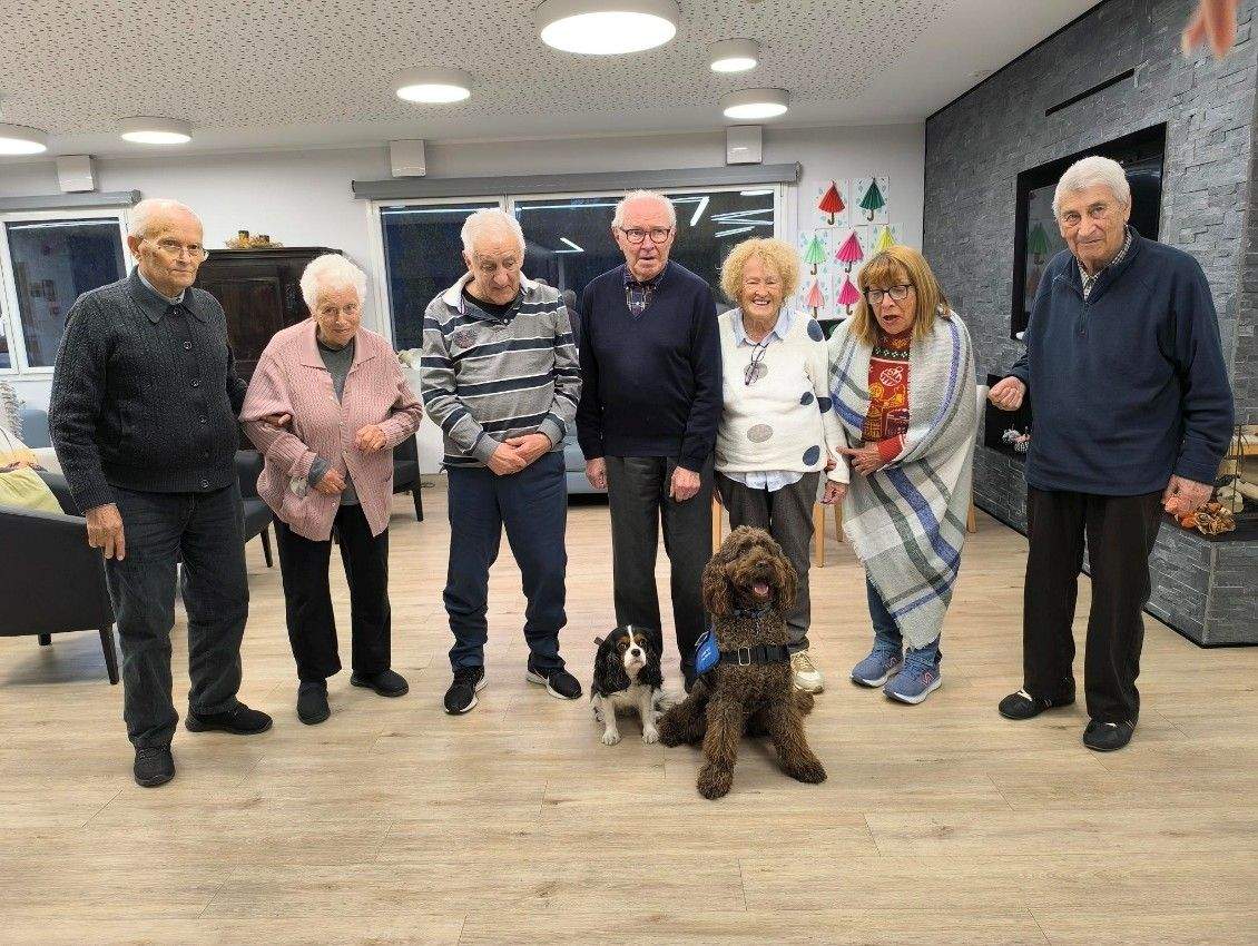 Els padrins durant una teràpia amb gossos.
