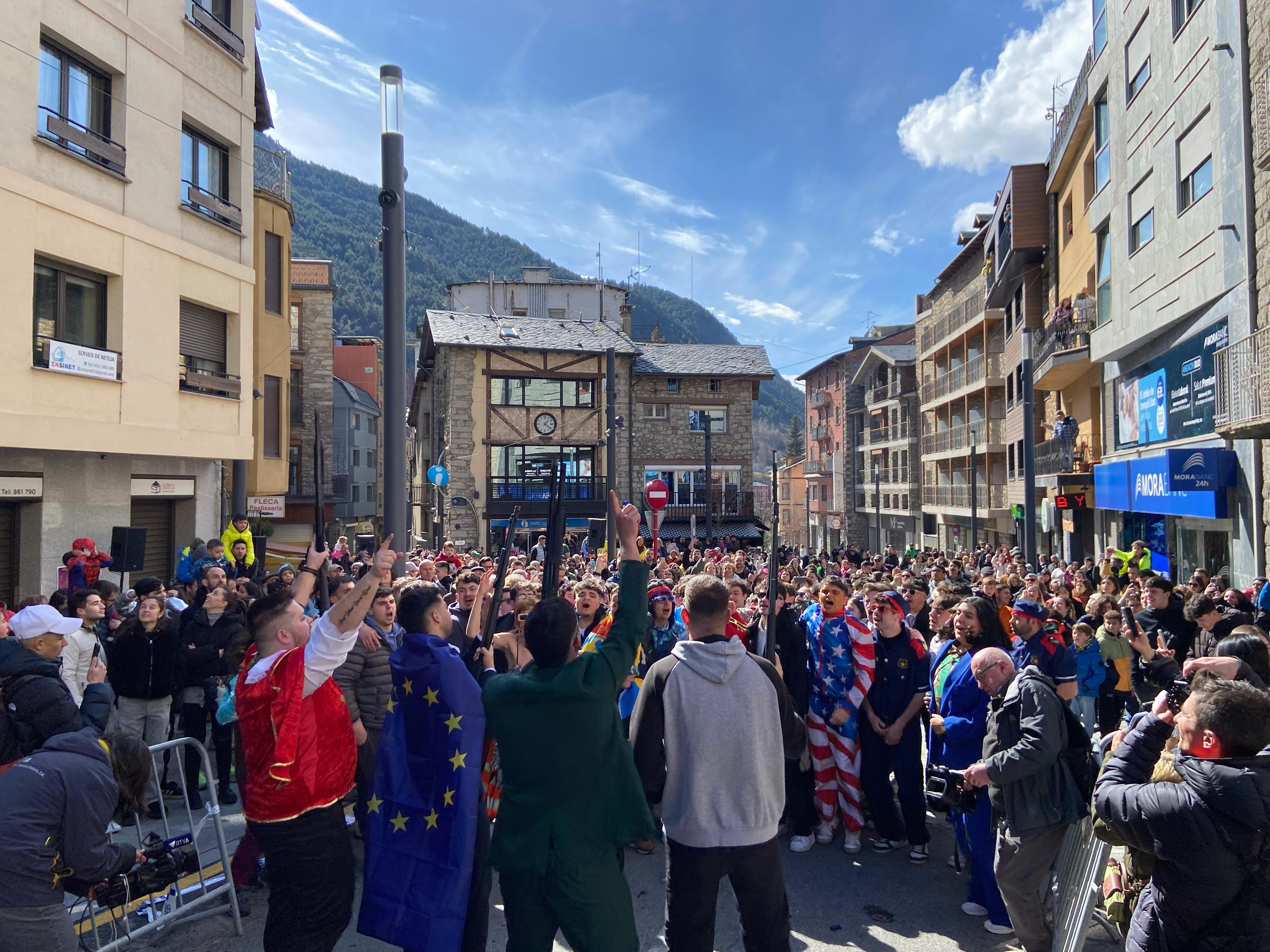 Els joves de la comissió de festes encampadana, donant la benvinguda al Carnestoltes.
