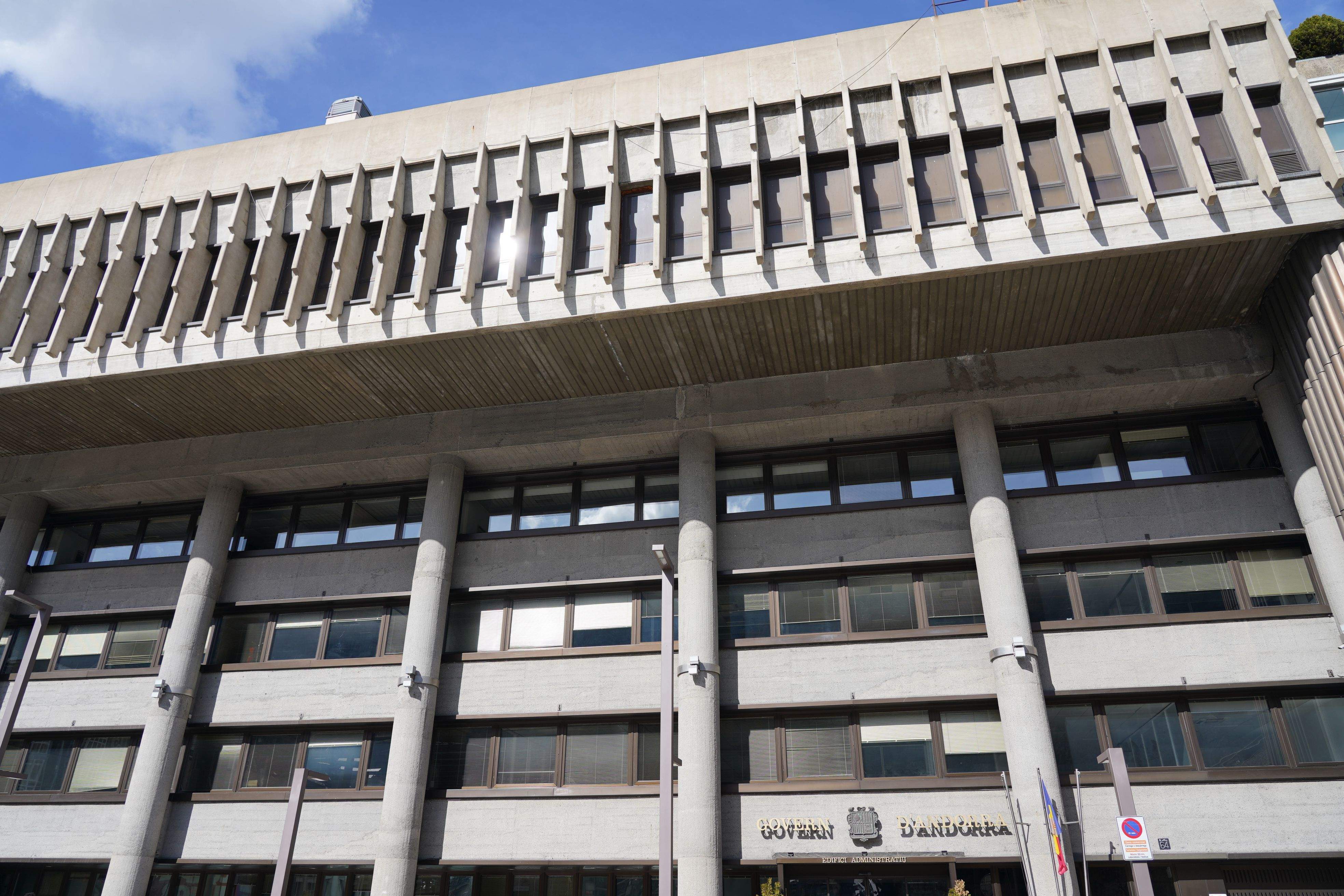 L'edifici administratiu de Prat de la Creu.