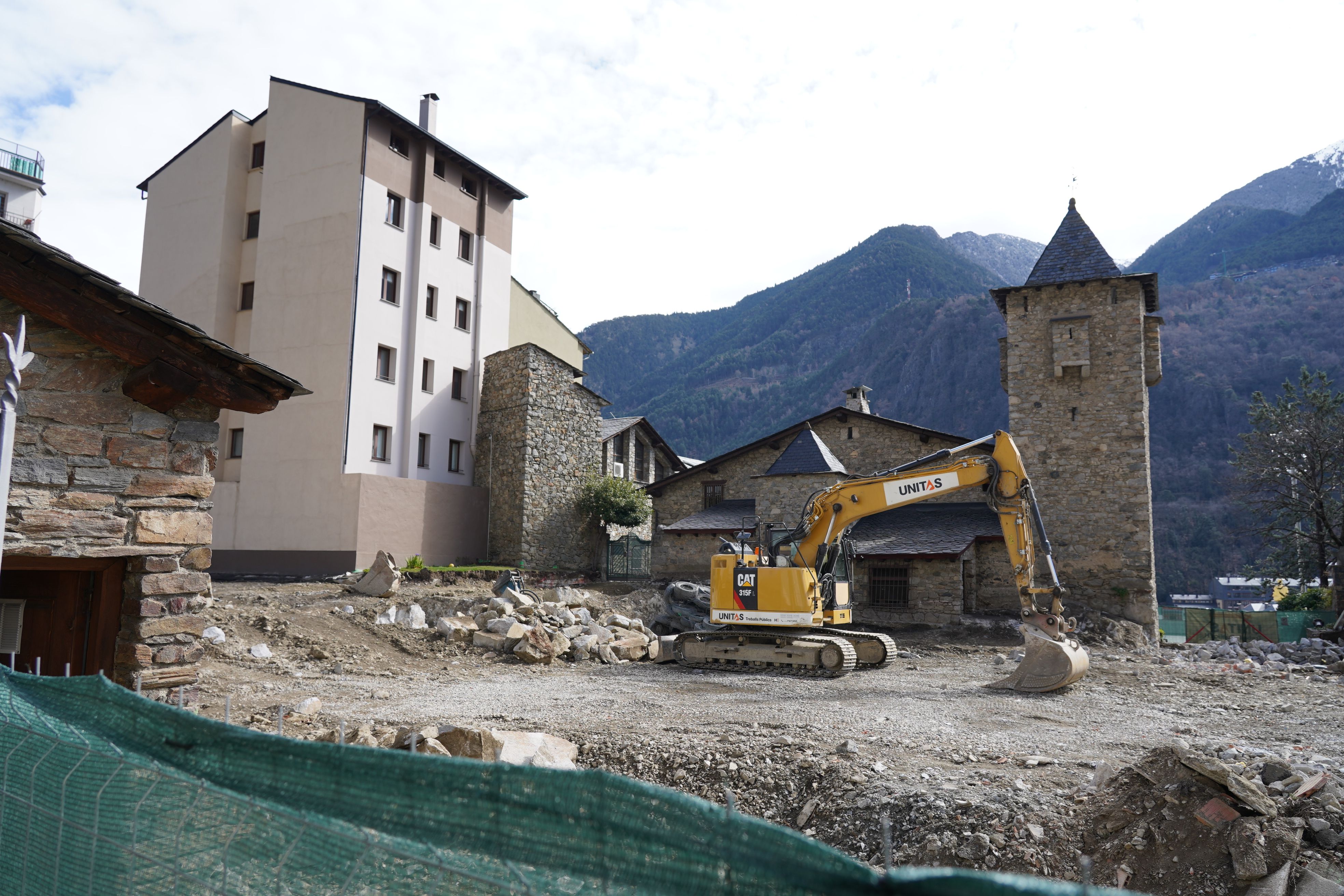 Maquinària operant al tomb de Casa de la Vall. Maquinària operant al tomb de Casa de la Vall.