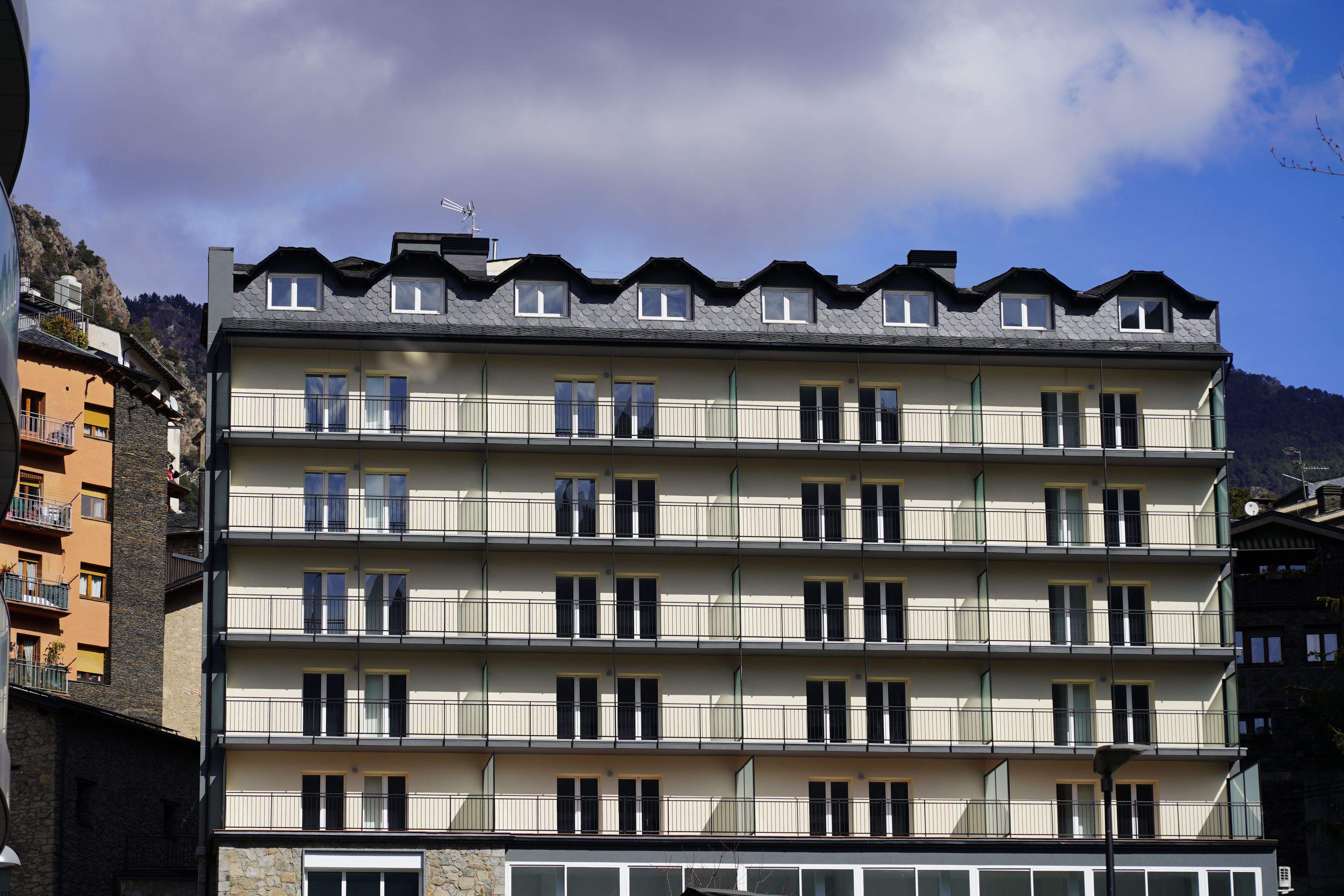 L'edifici Tobira, antic hotel Àrtic, forma part del parc públic de lloguer assequible.