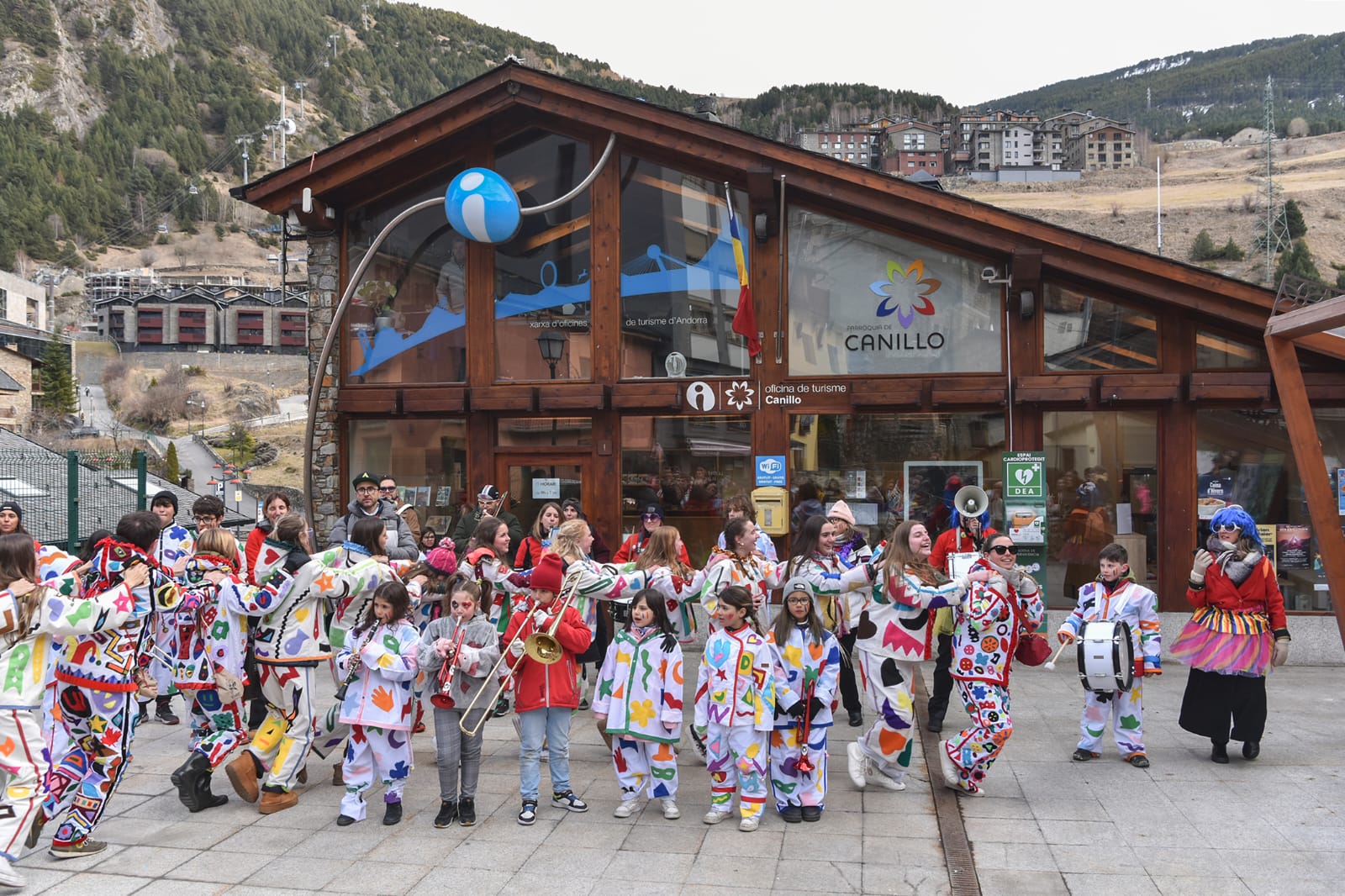 Els Arlequins de Canillo durant la rua d'aquest dissabte a la tarda.