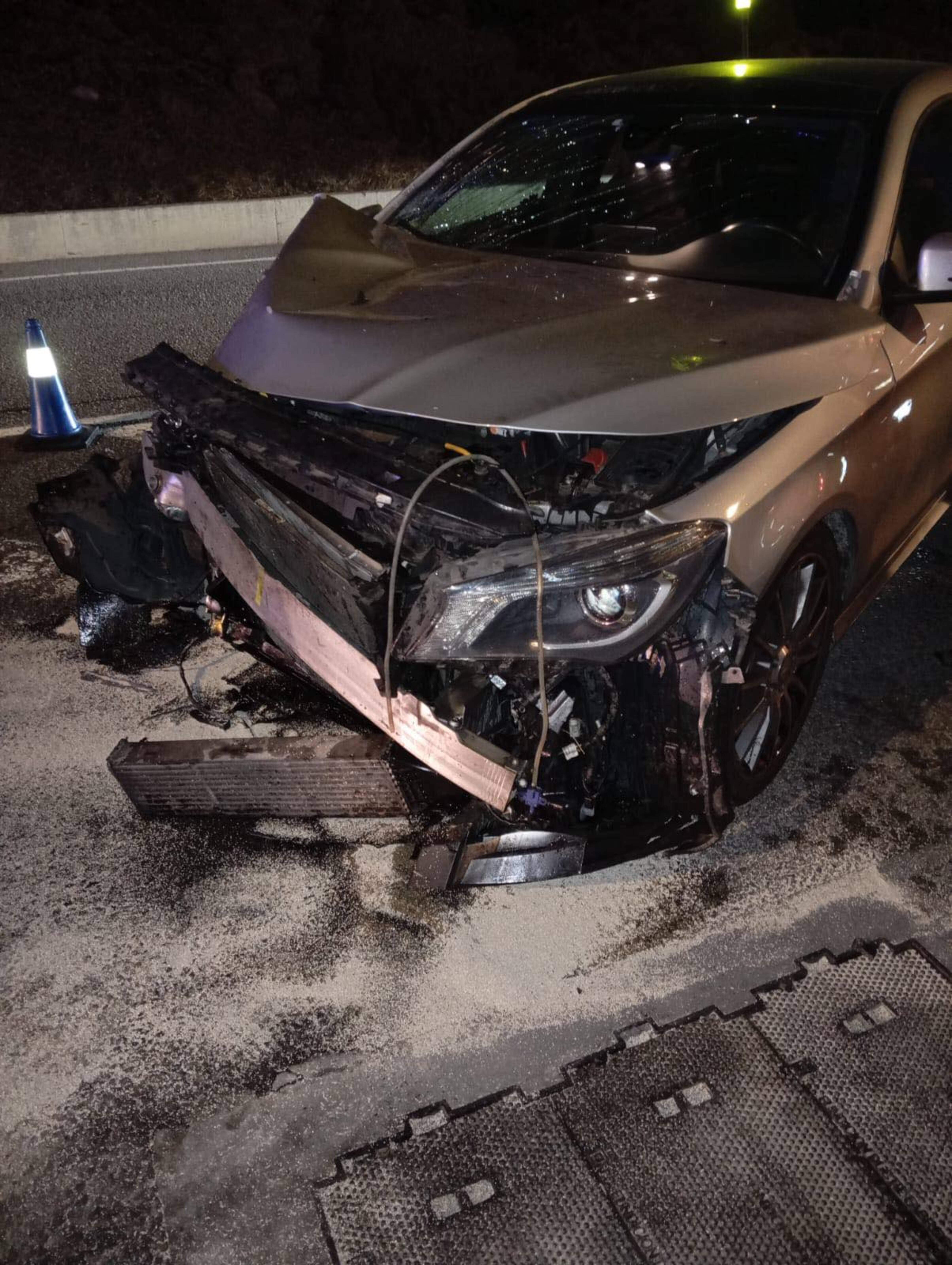 Estat en què va quedar el frontal del Mercedes CLS causant de l'accident.