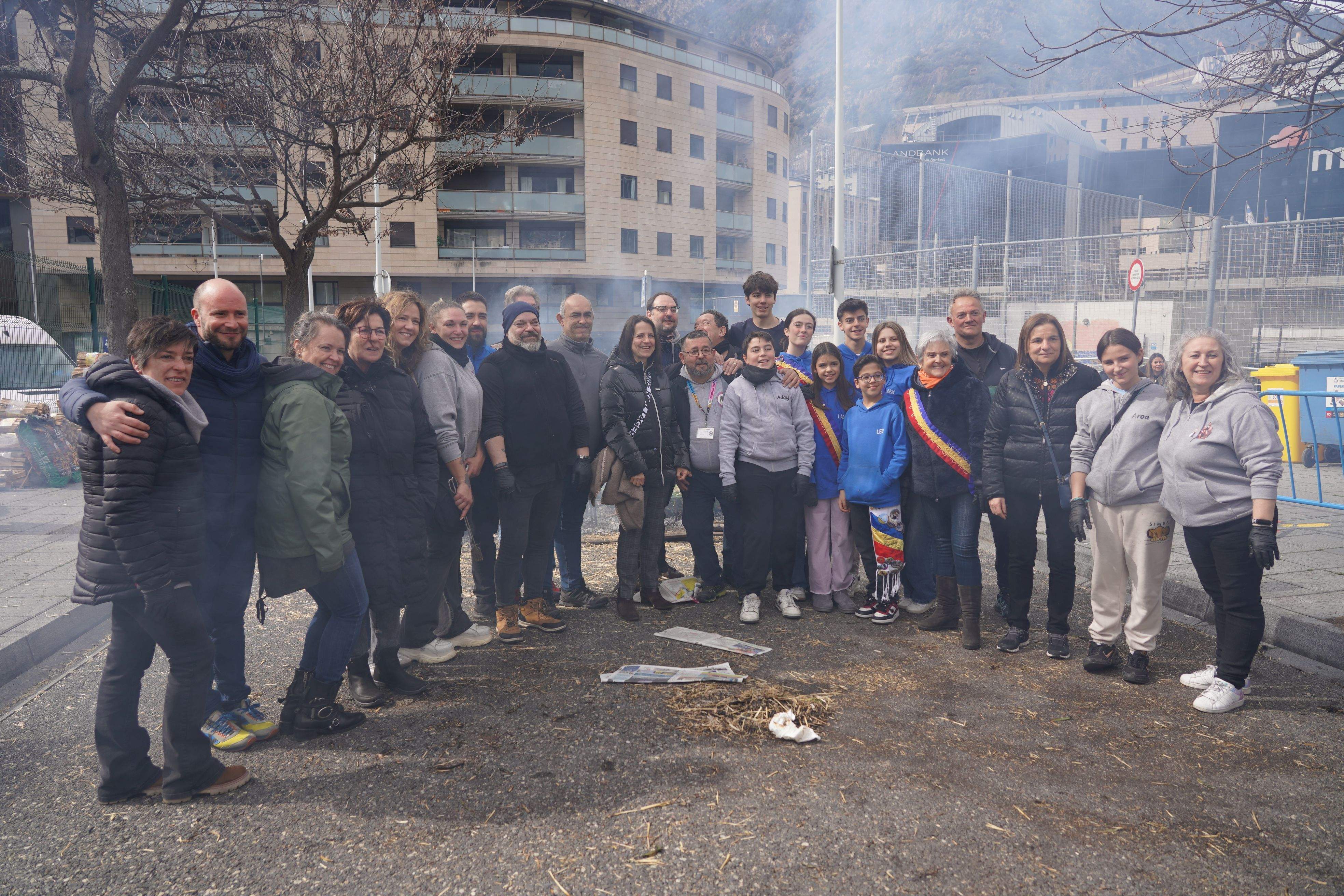 Foto de família de les autoritats amb els membres de la Unió Pro-Turisme.