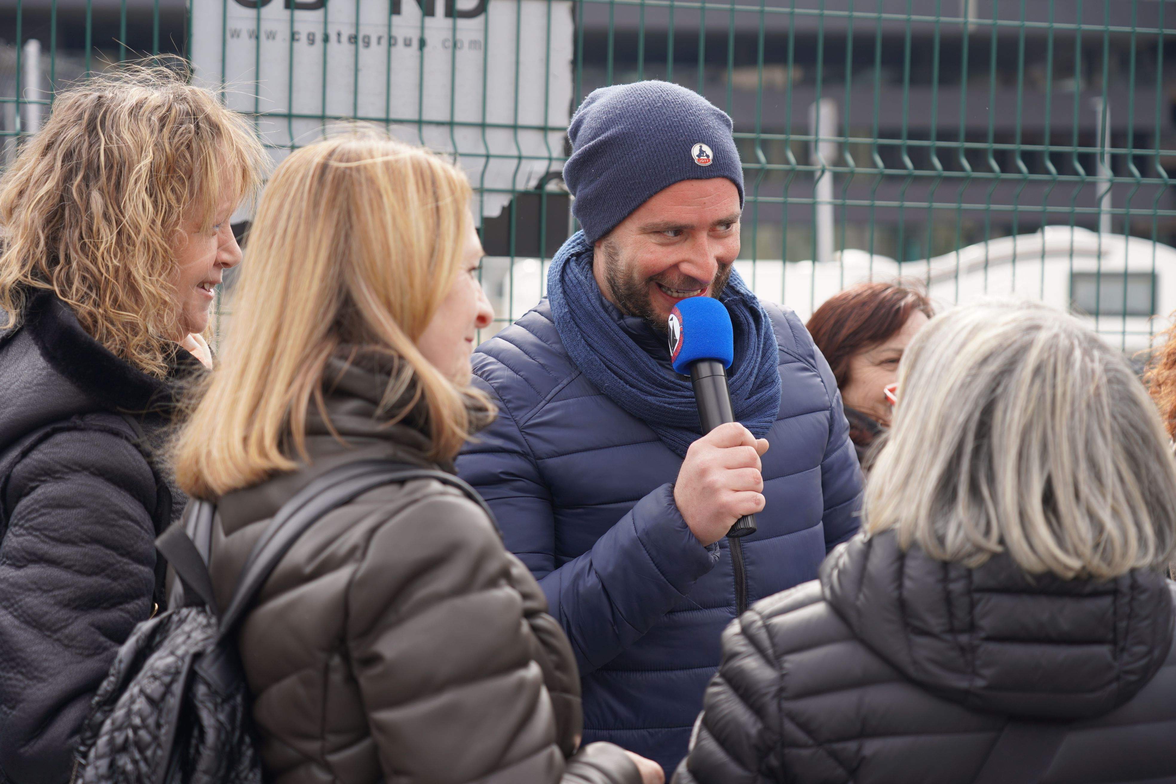 Marc González parlant amb assistents a la calçotada.