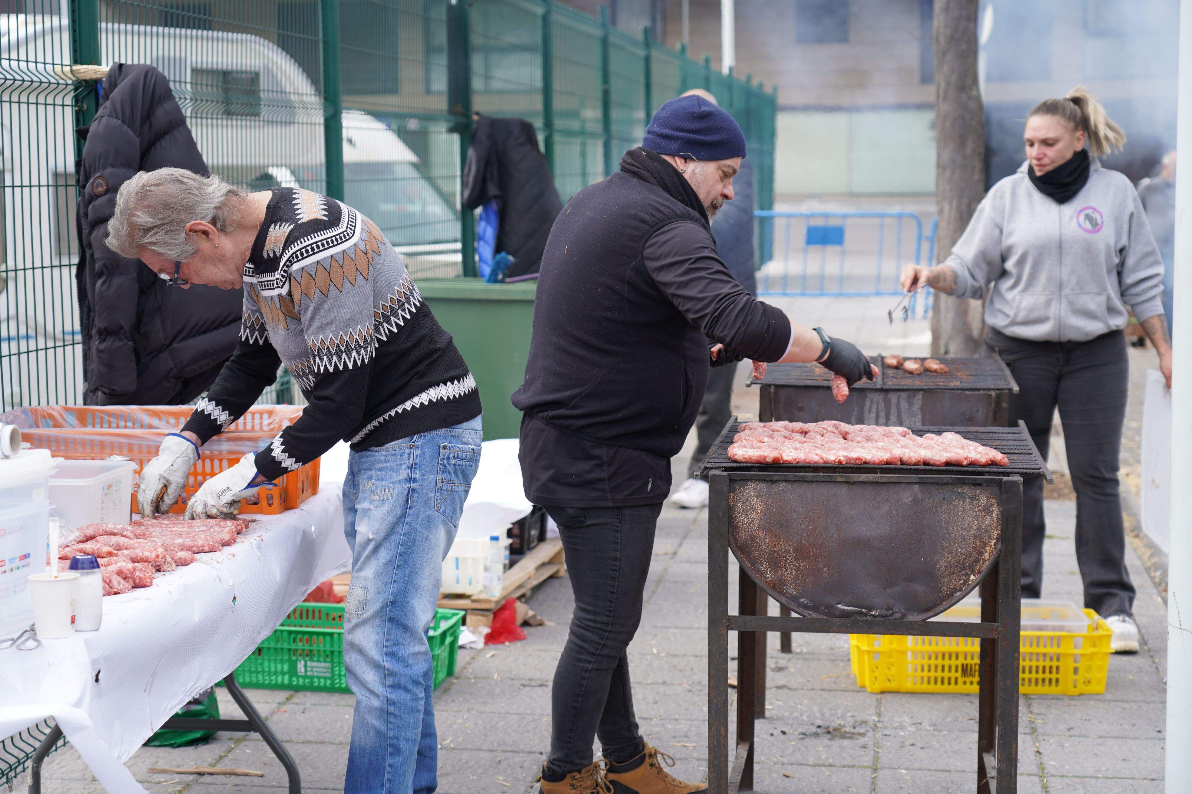 Els encarregats de coure les botifarres.
