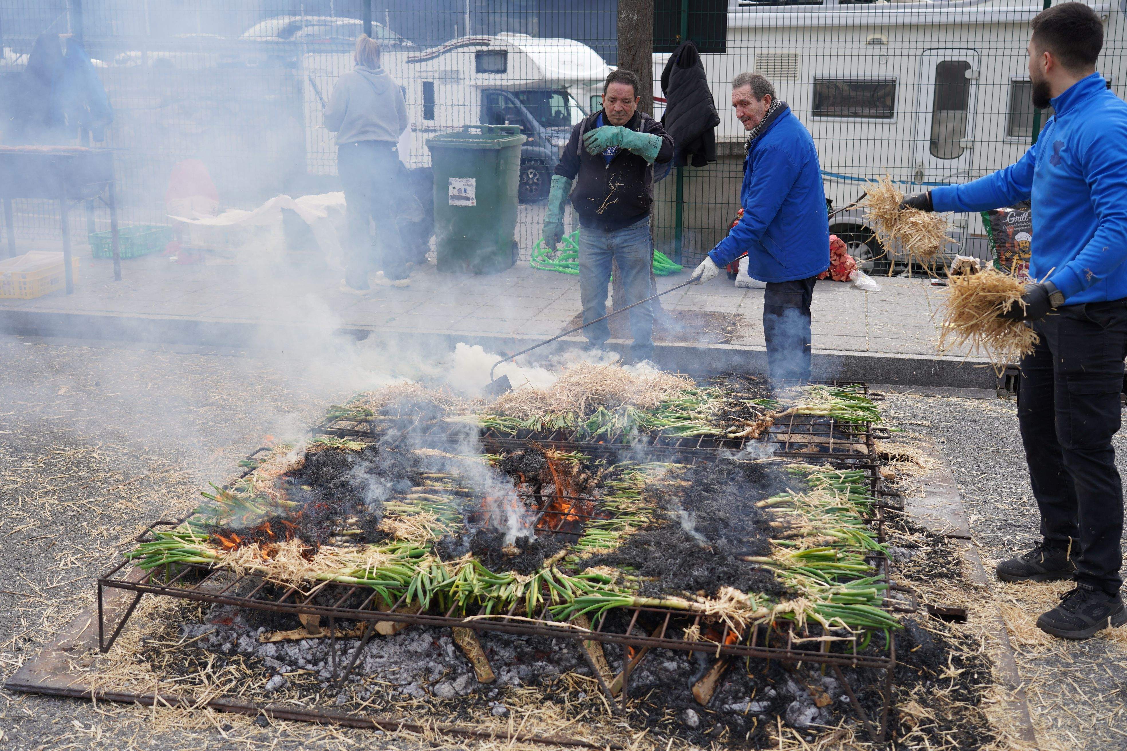 Membres de la Unió Pro-Turisme fent la cuita de calçots.