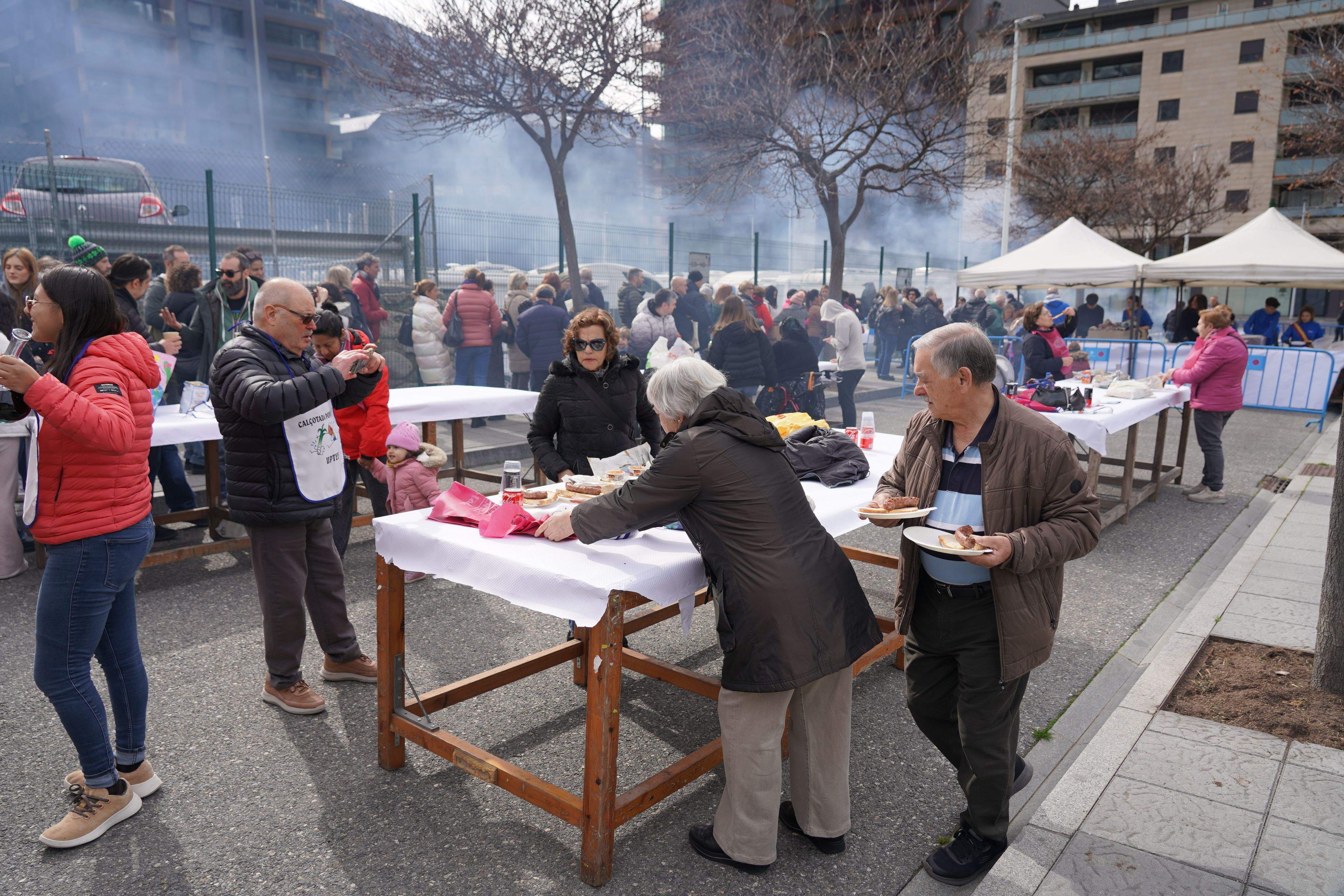 Assistents preparant les seves racions.