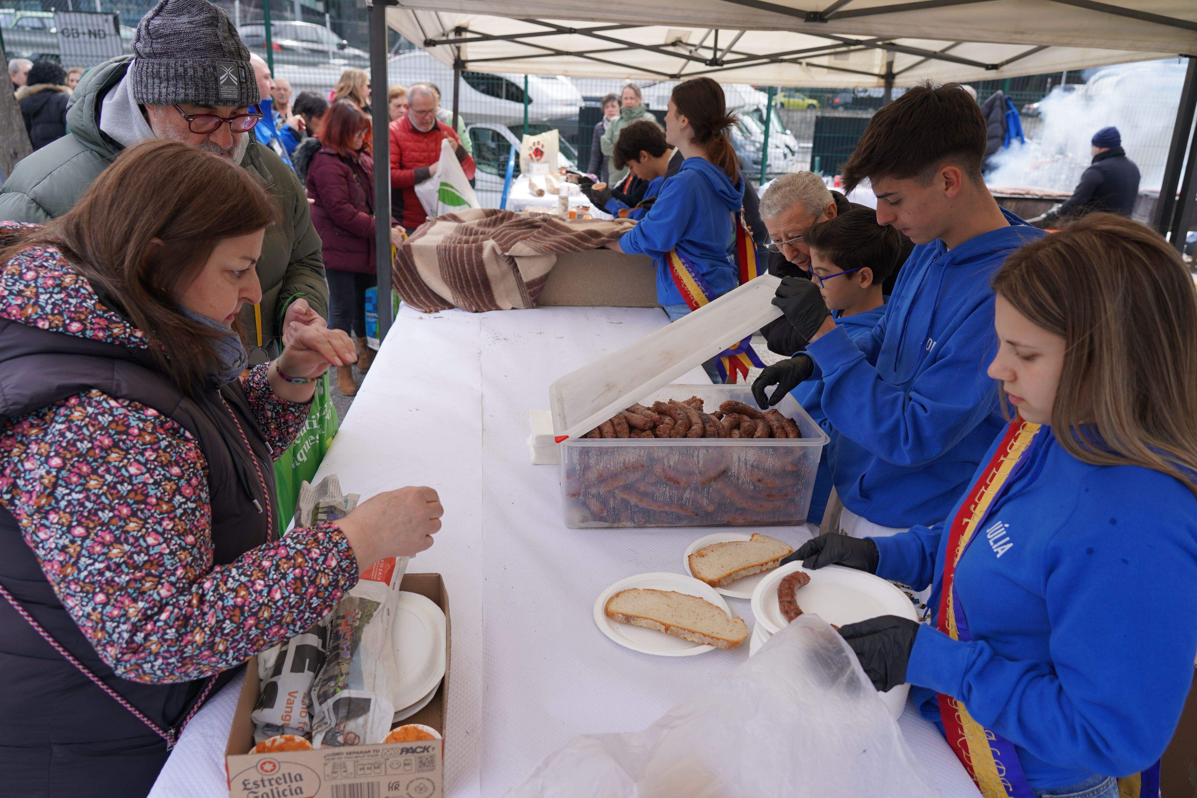 El repartiment dels calçots i les botifarres.