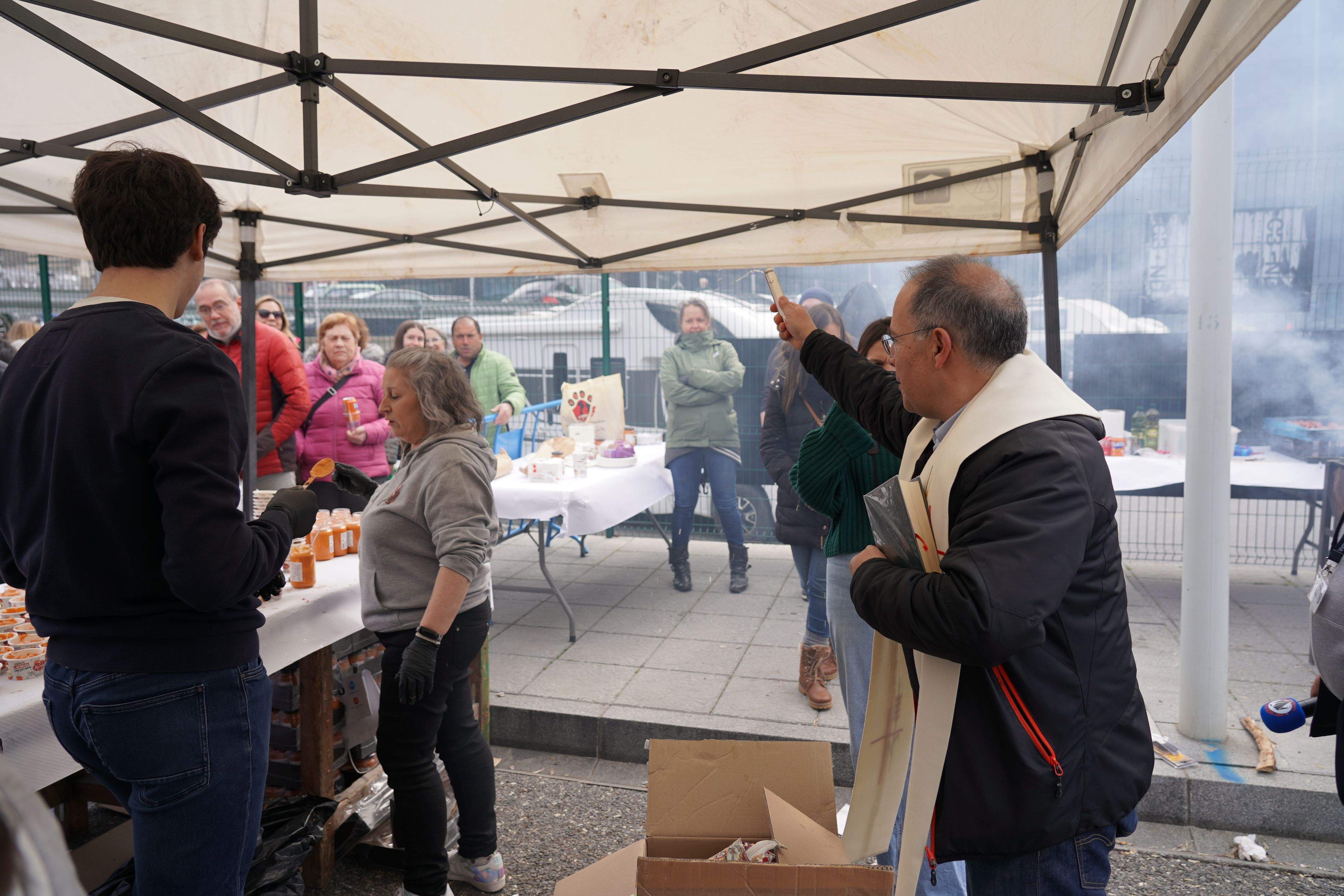 Mossèn Elvira beneïnt el repartiment de calçots.