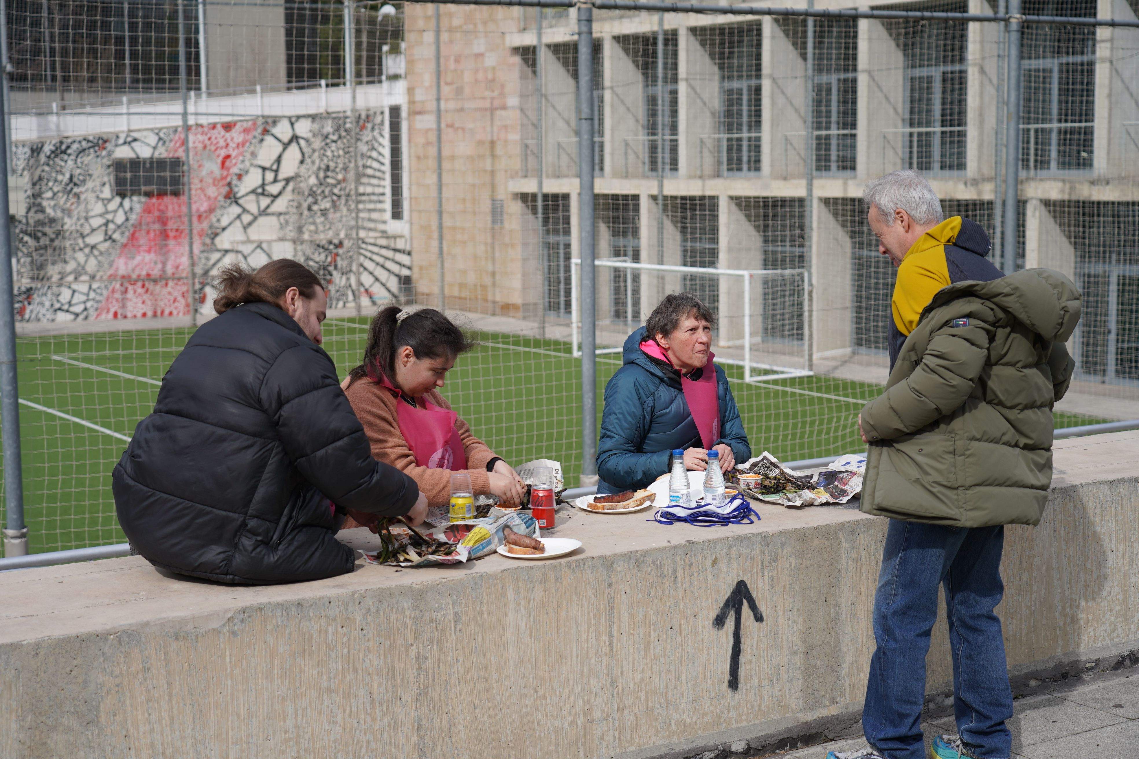 Qualsevol lloc és bo per menjar-se uns calçots.