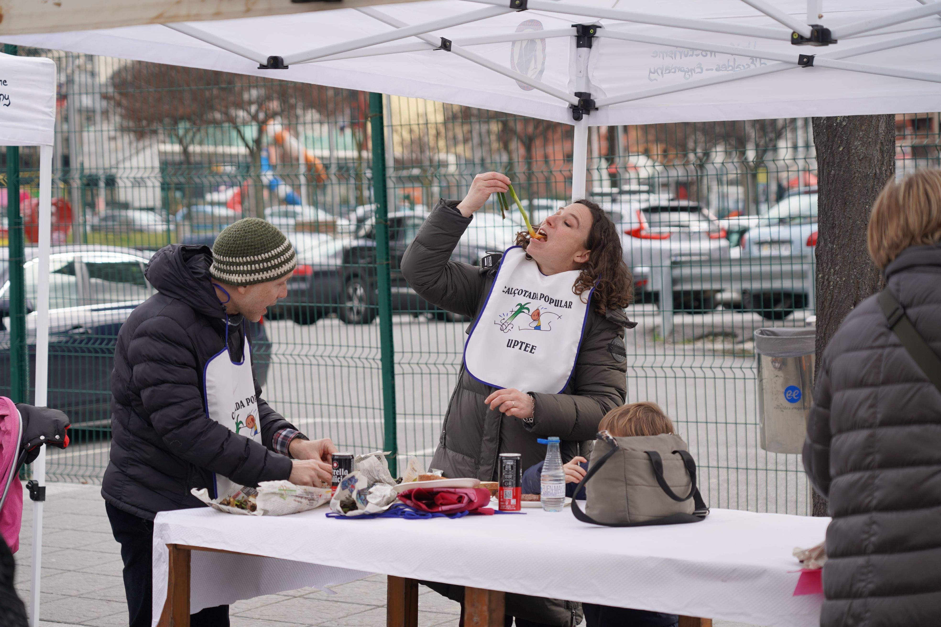 Una parella menjant calçots.