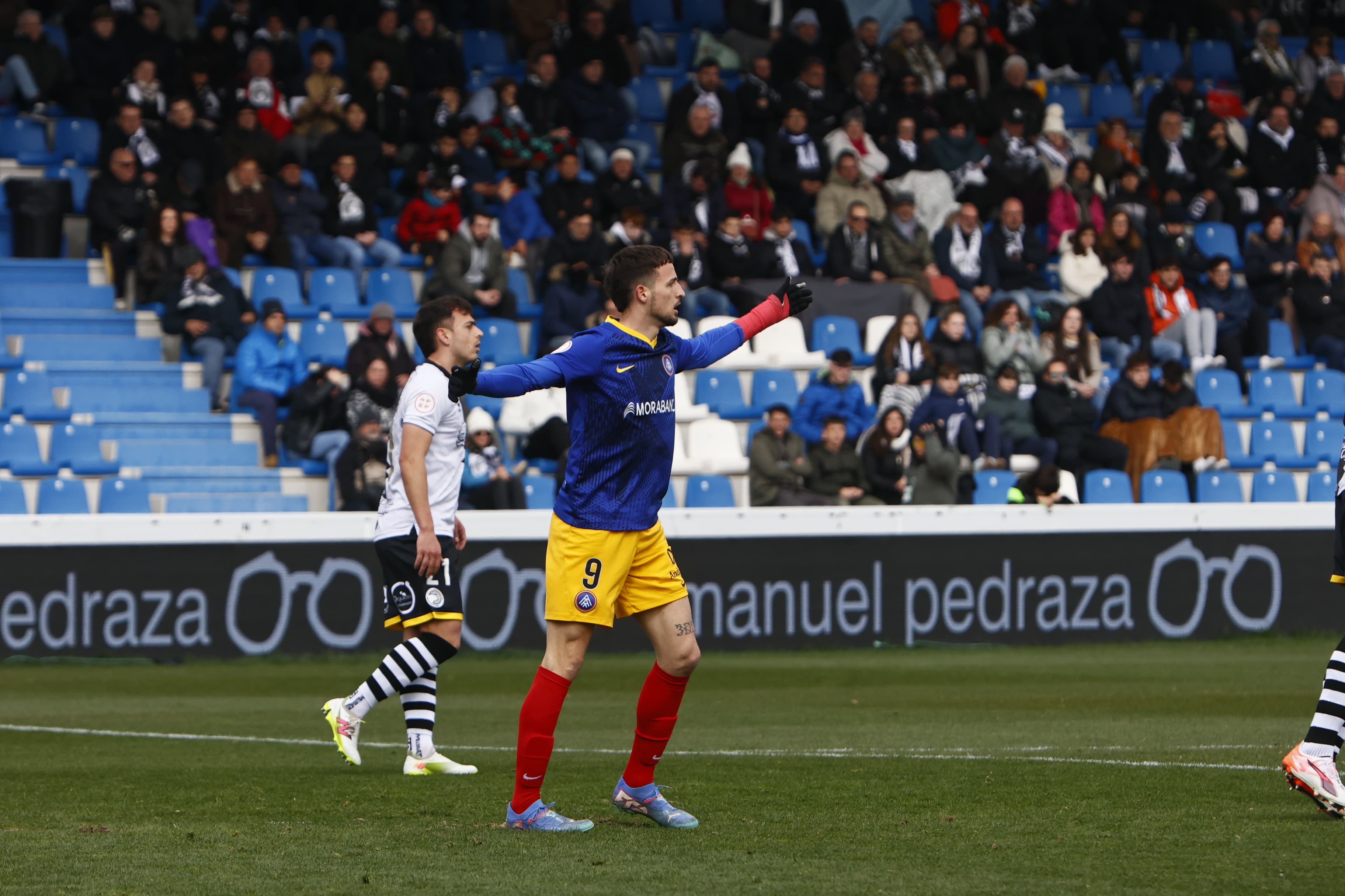 Manu Nieto, reclamant una acció a l'àrbitra Rivera.